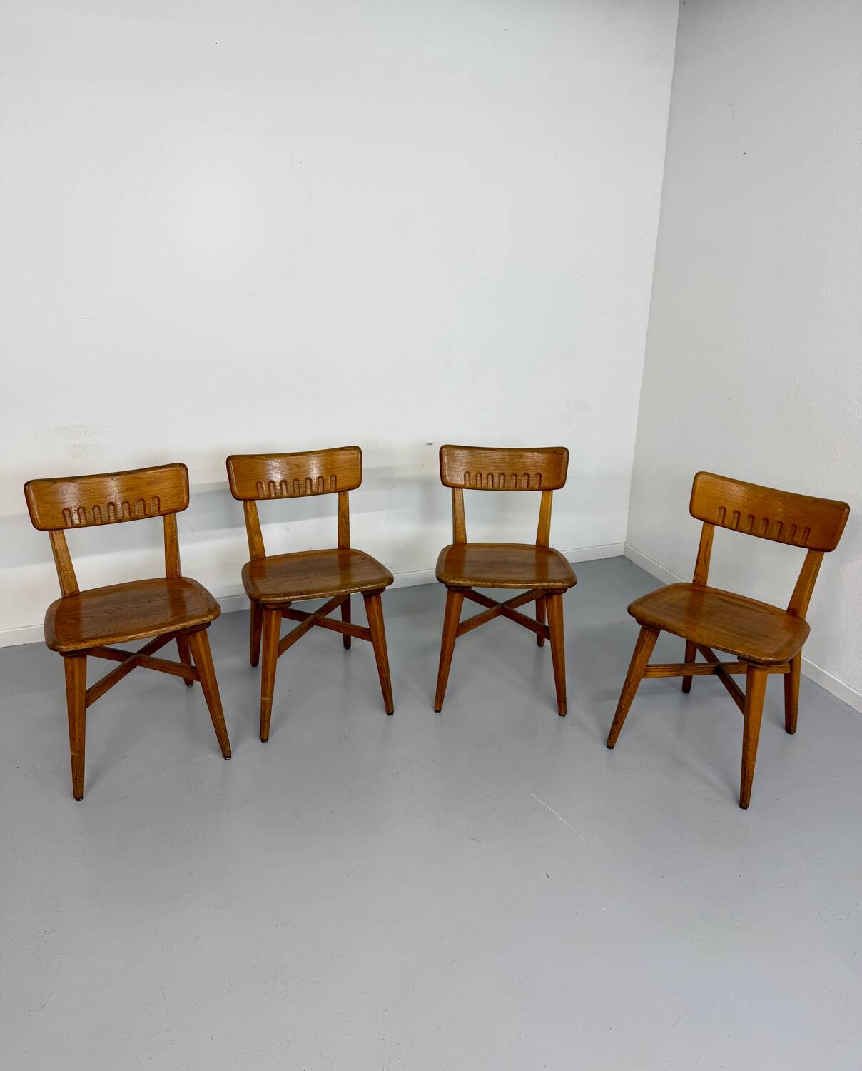 Set of 4 vintage solid oak chairs, 1960s design with sculpted backrest.