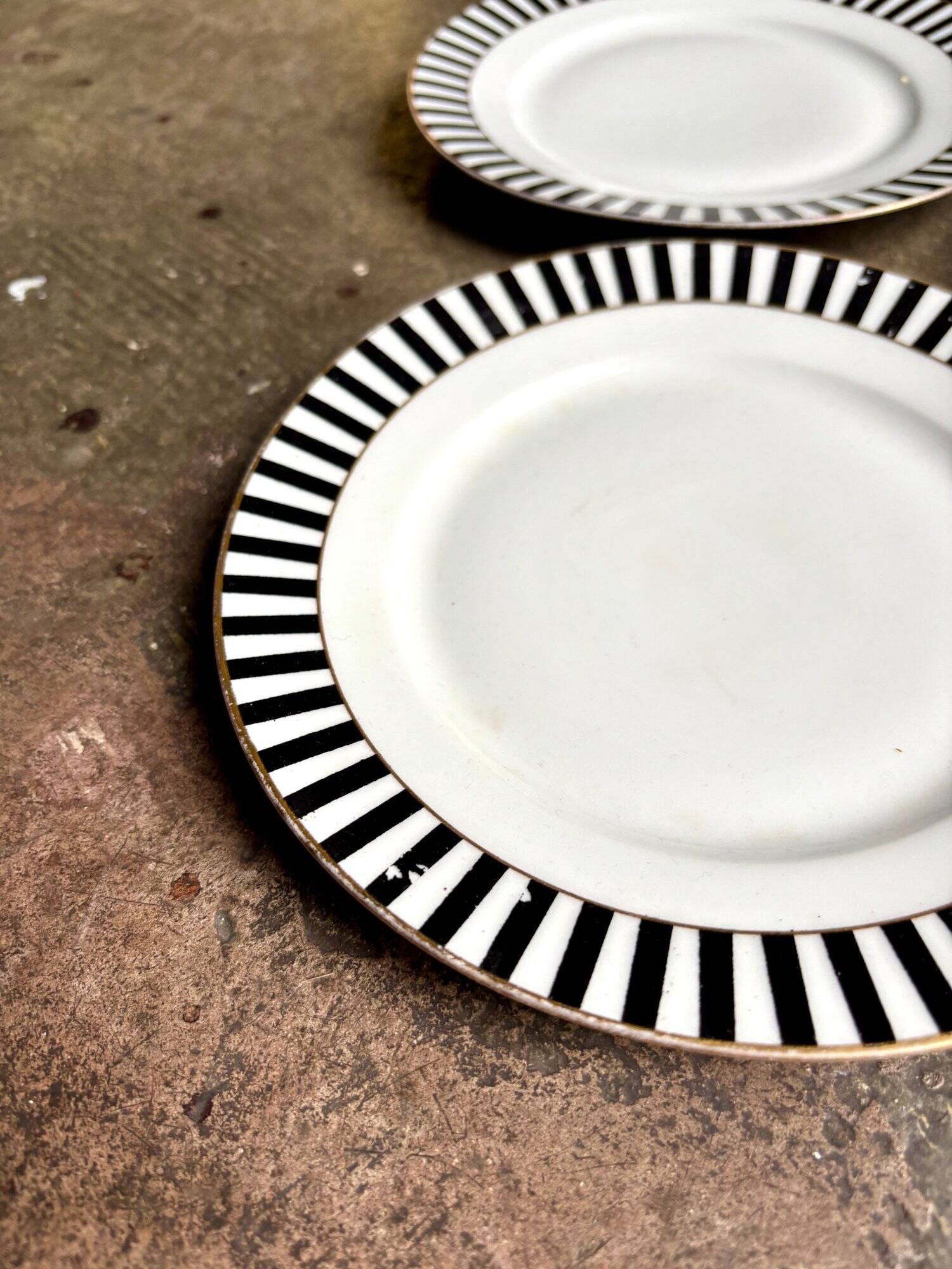 4 dessert plates in white, black and gold Limoges porcelain