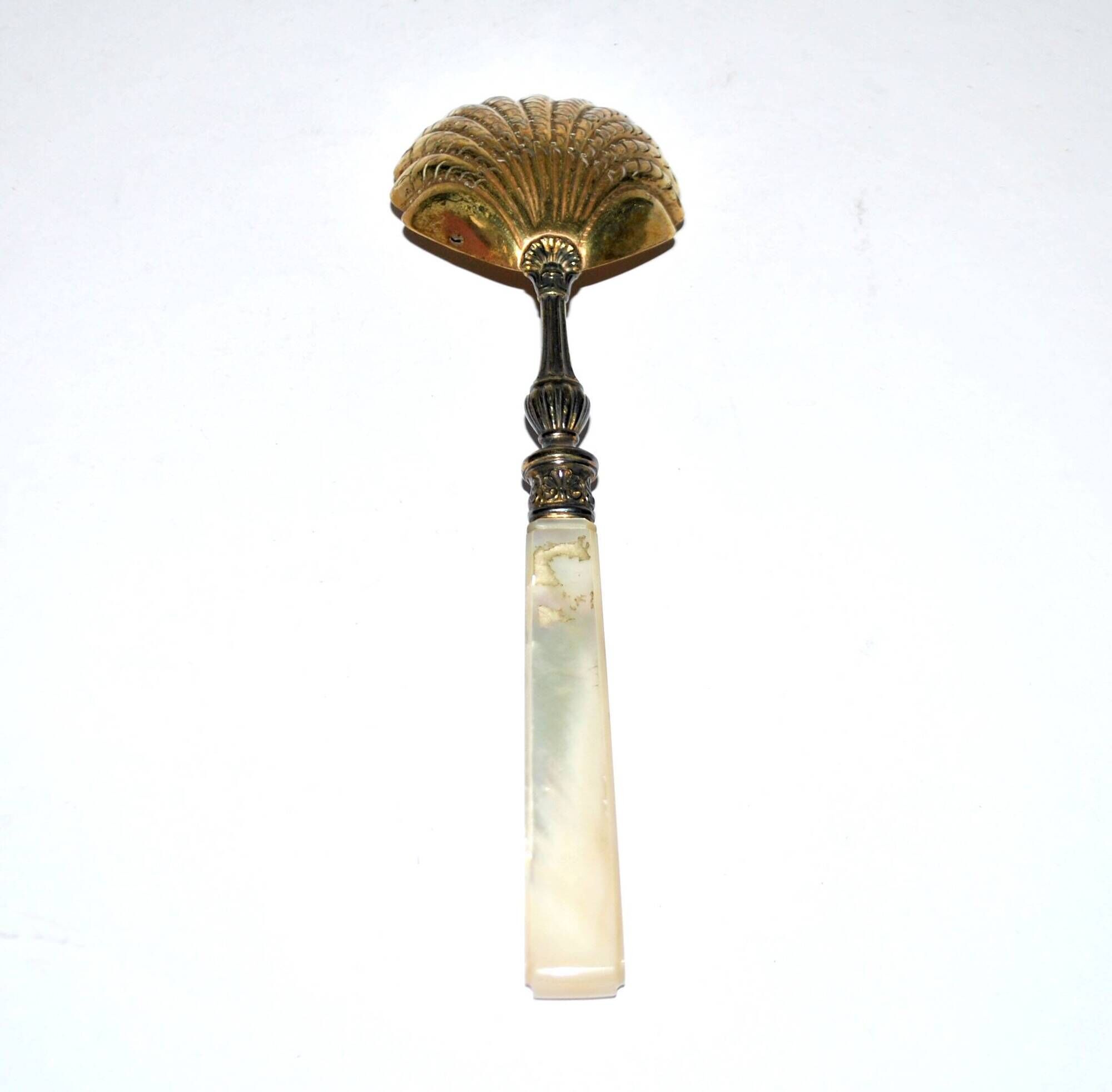 Empire sprinkling spoon in gilded silver vermeil and mother-of-pearl, 19th century.