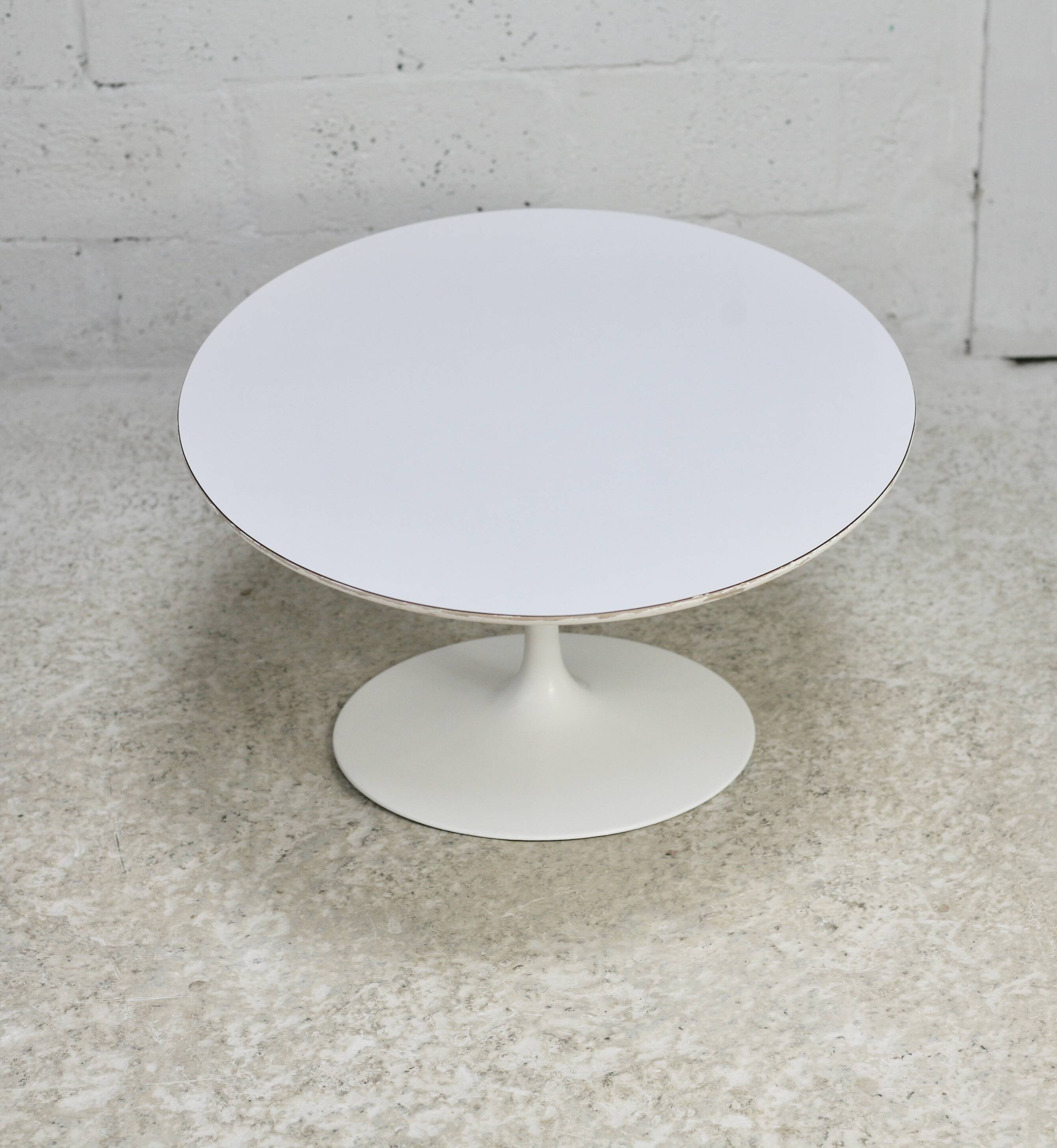 Knoll coffee table, Eero Saarinen, "tulip" model, white melamine wood. Signed, USA, circa 1960