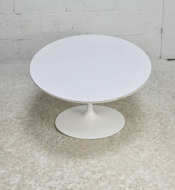 Table basse Knoll, Eero Saarinen, modèle ''tulipe'', bois mélaminé blanc. Signée, USA, circa 1960