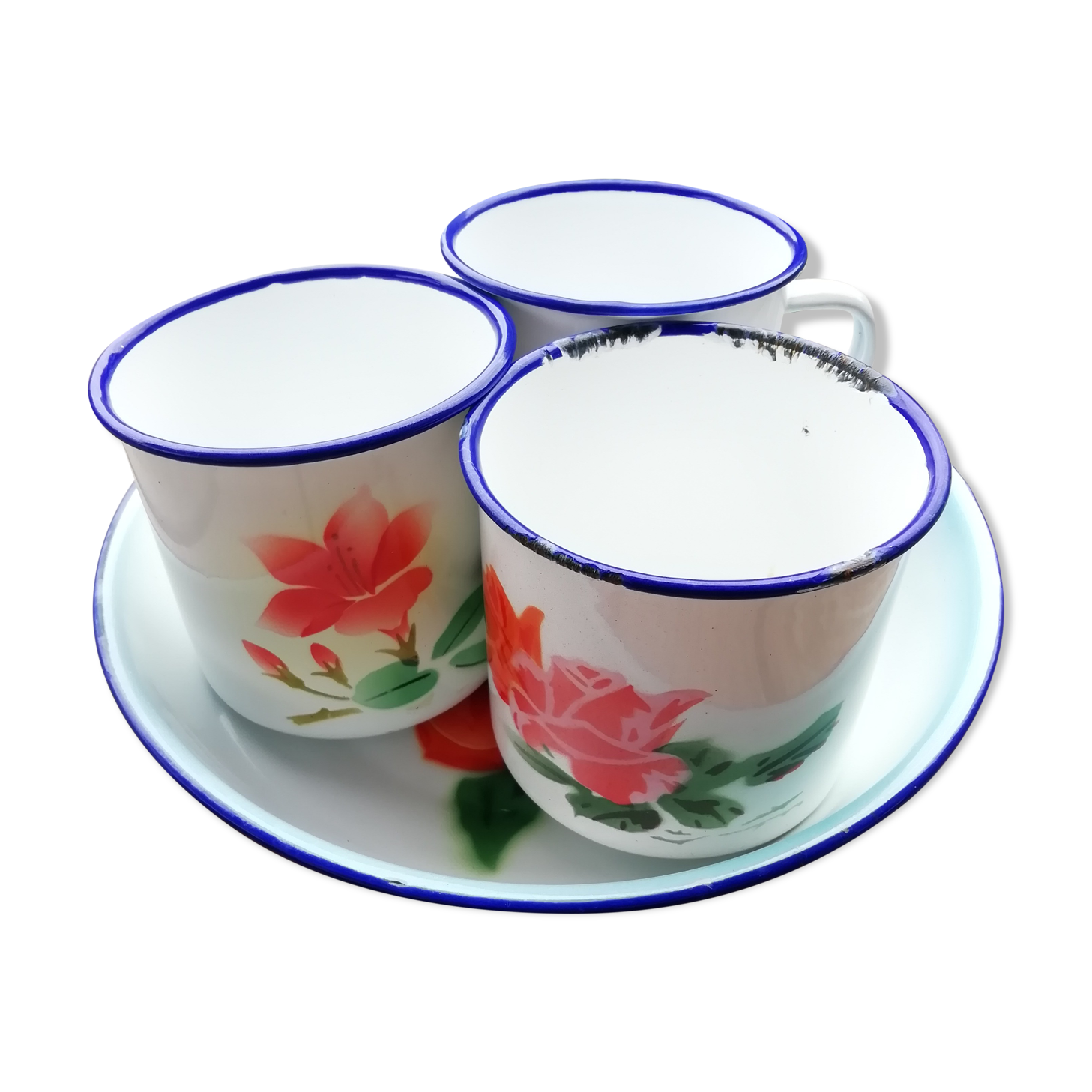 Set of cups and enamelled plate