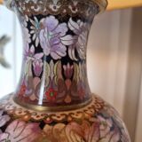 Lampe sur un vase ancien en émail cloisonné à joli décor floral rose