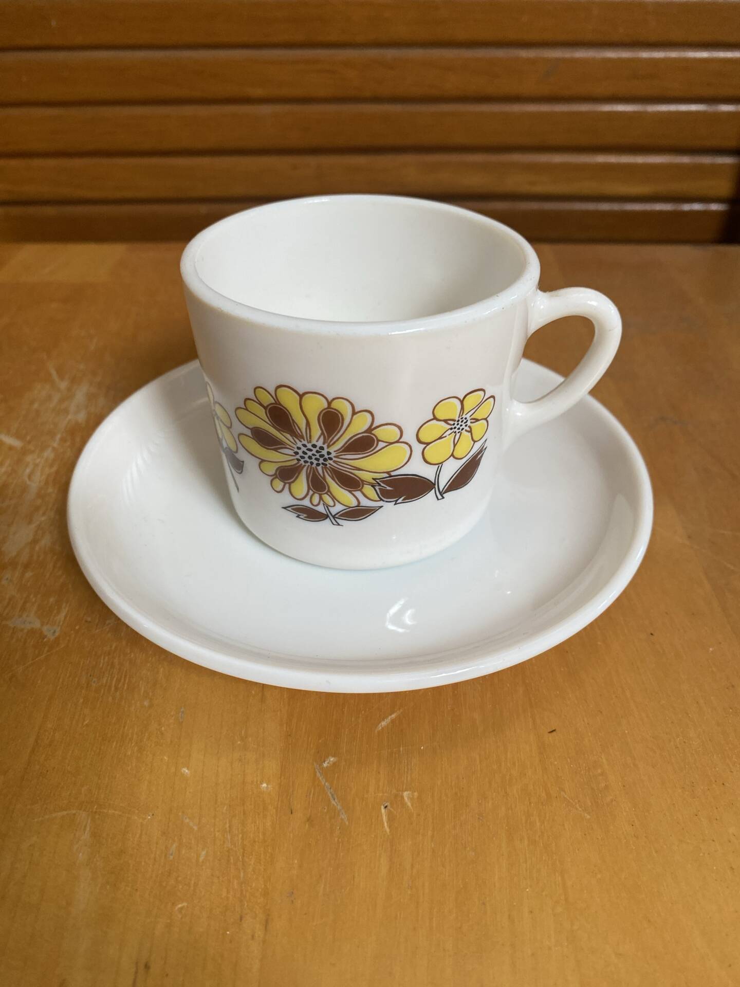 Series 8 cups & saucers sovirel white ceramic flower power fr