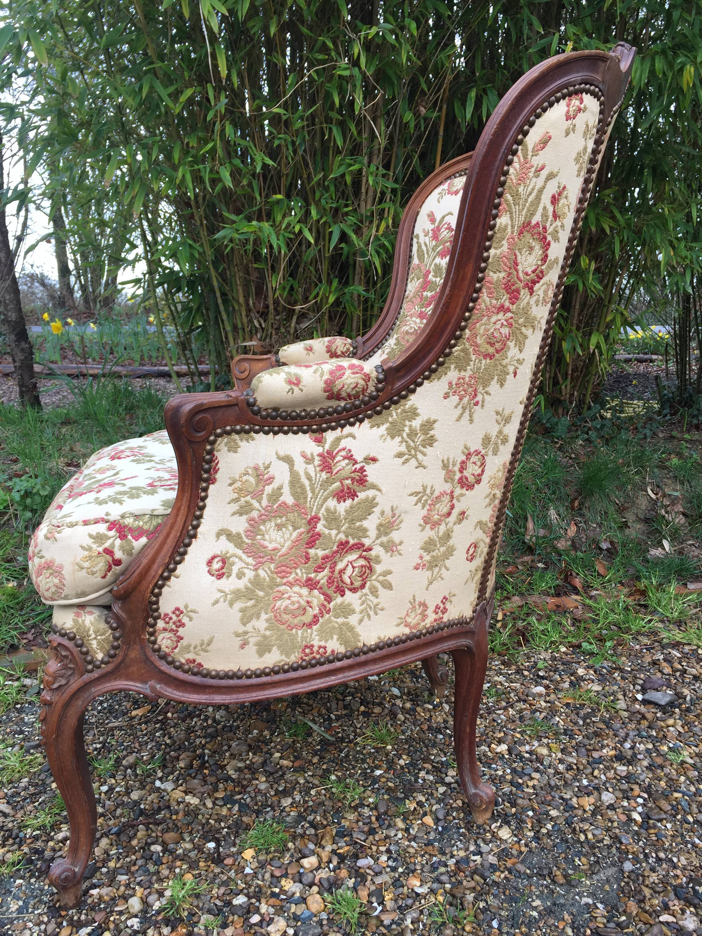 Fauteuil Louis XV dit rocaille en noyer