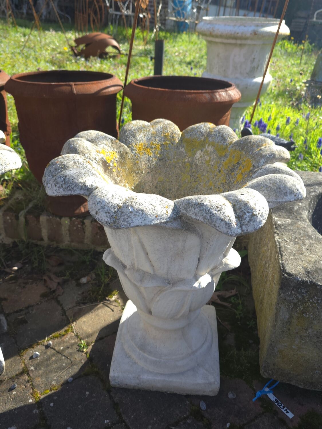 Vases en pierre reconstituée en forme de tulipe (la paire)