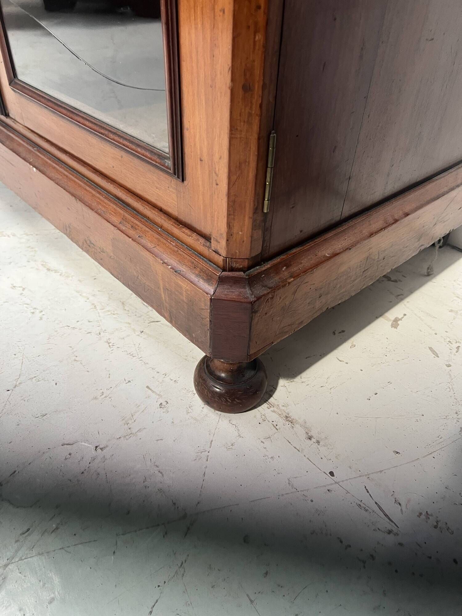 Display cabinet at counter height in mahogany and veneer, 19th century.