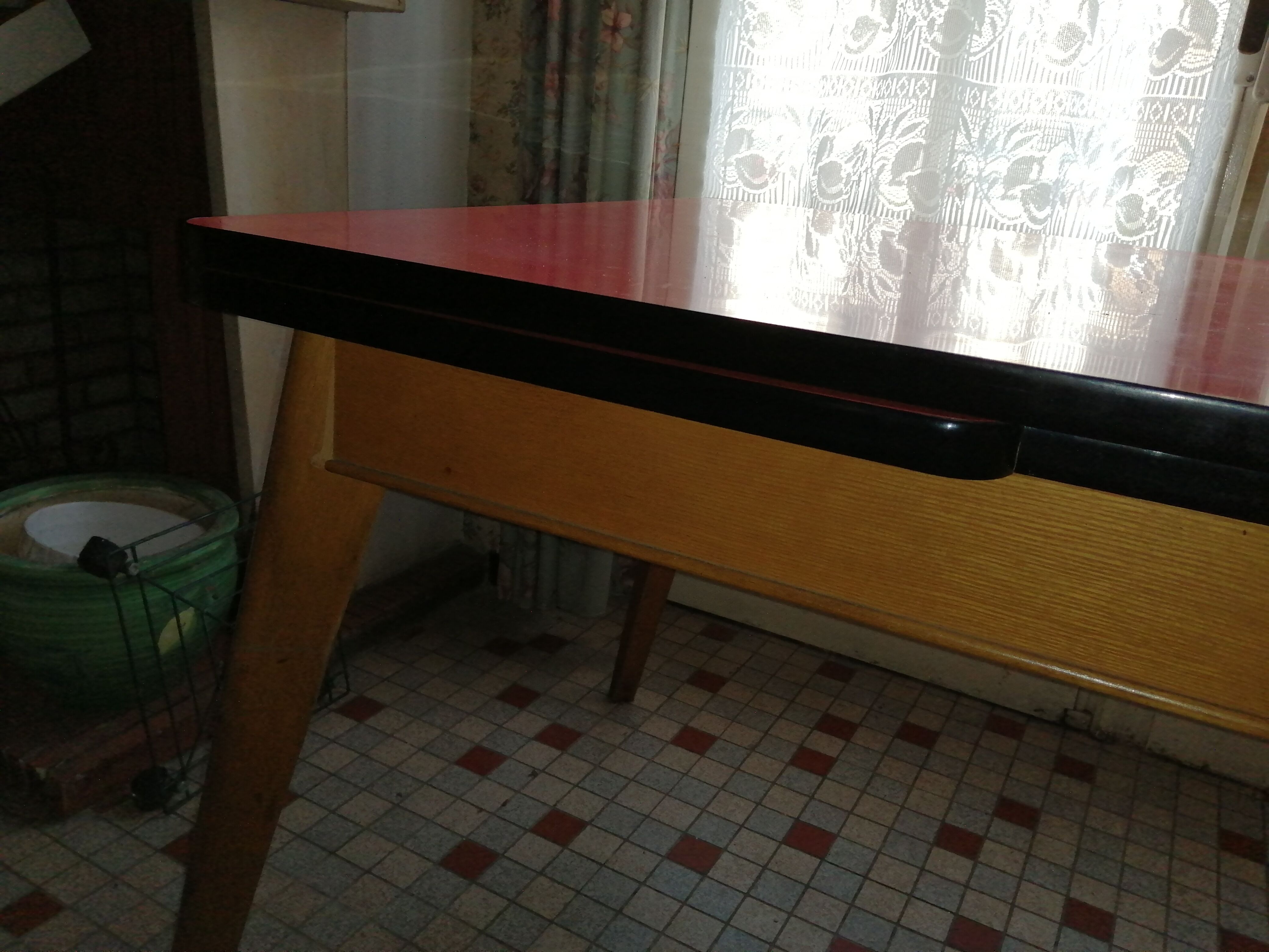 Table en formica rouge en tbe