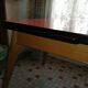 Table en formica rouge en tbe
