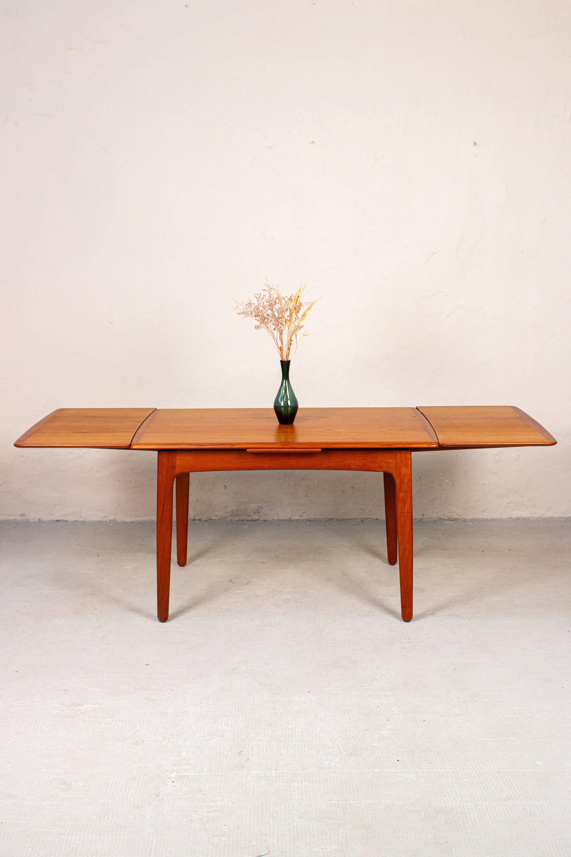 Dining table Svend Aaage Madsen in vintage teak, mid-century Danish from the 1960s.