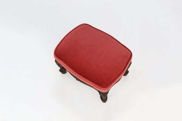 Repose-pieds de style Baroque en bois sculpté et velours corail