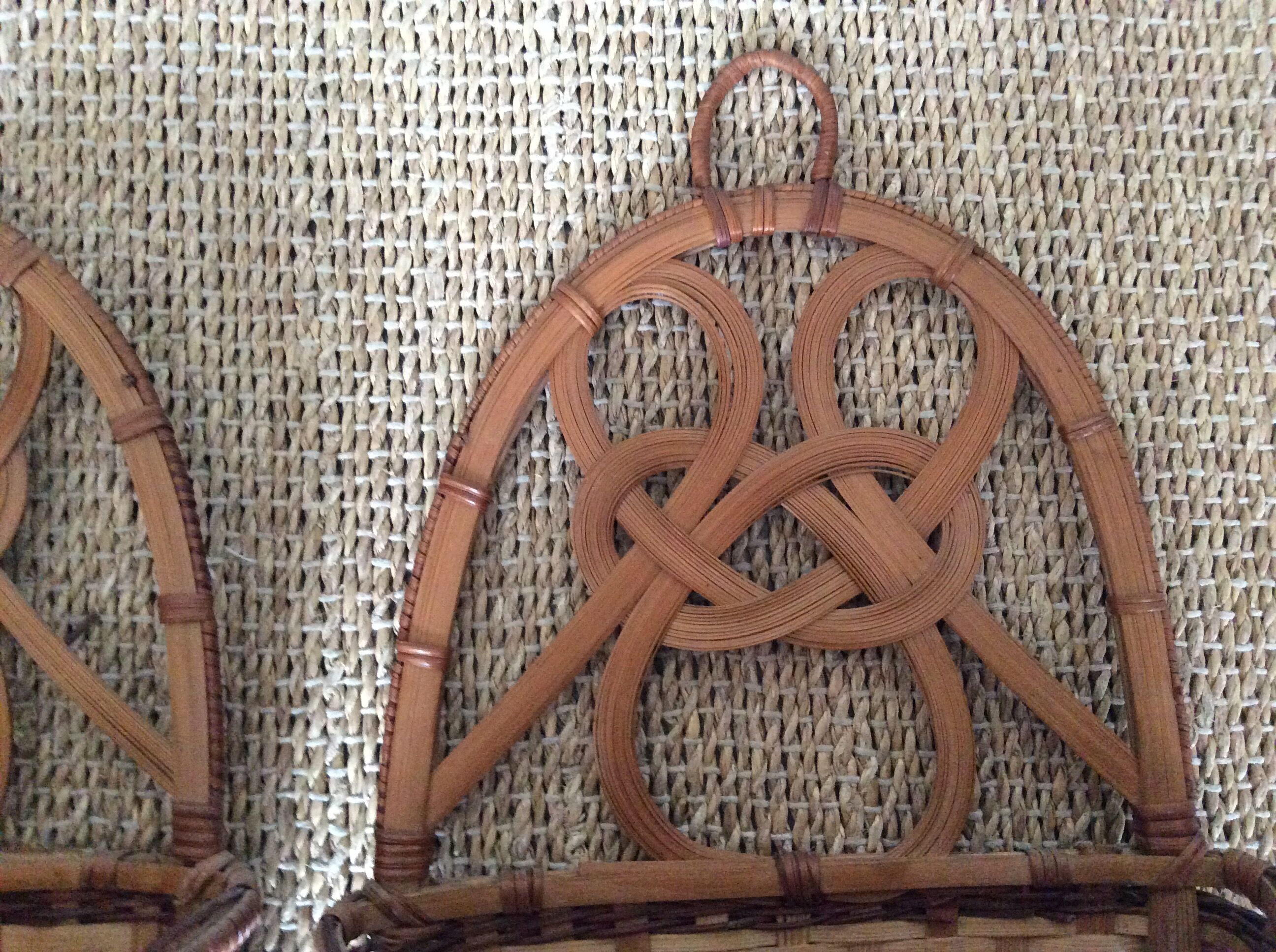 2 baskets to hang on the wall