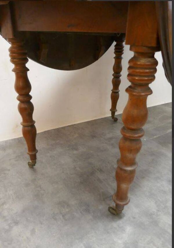 Table à volets en noyer, sur roulettes