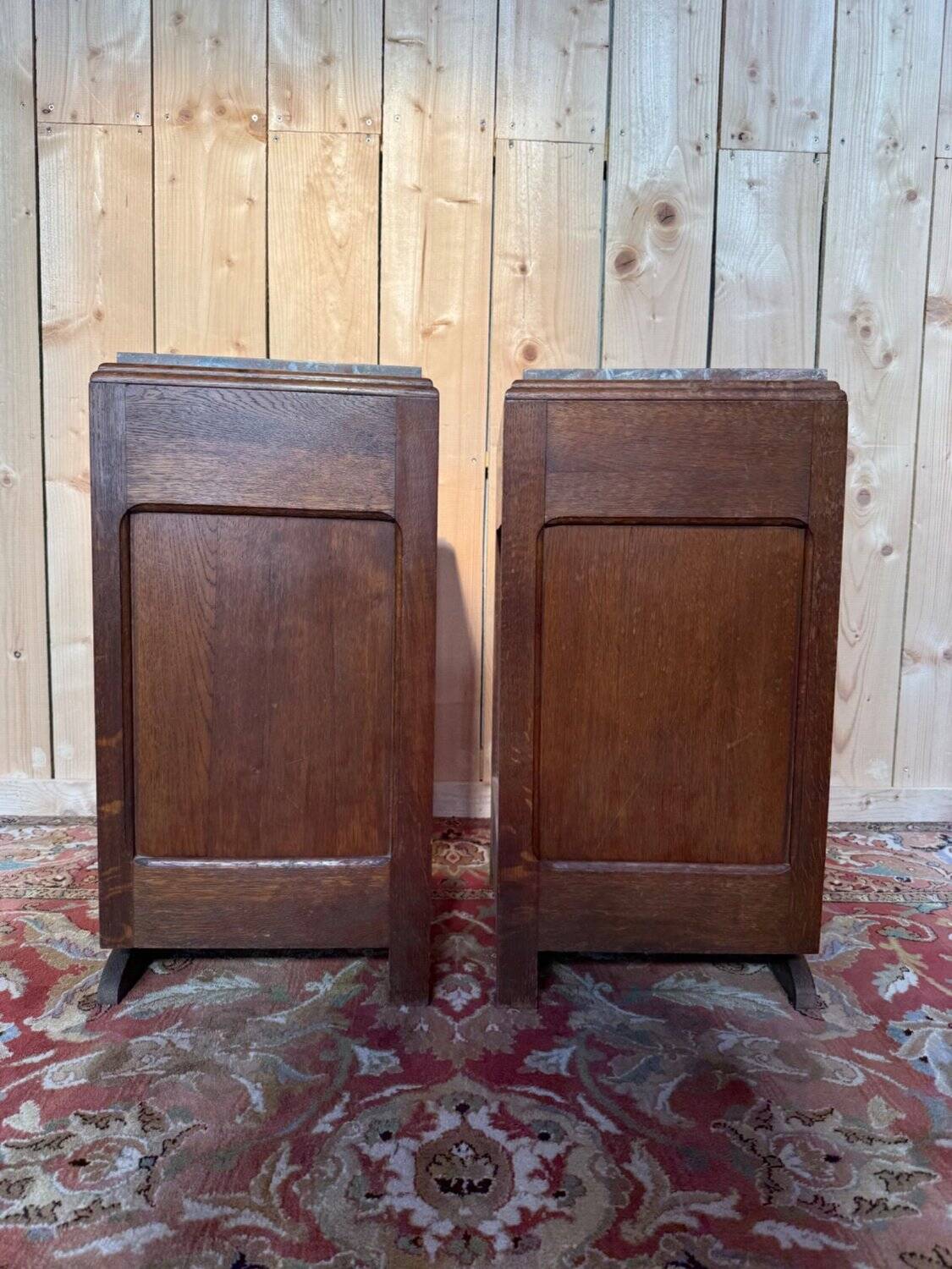 Paire de tables de chevet – Époque Art Déco – Chêne massif et marbre