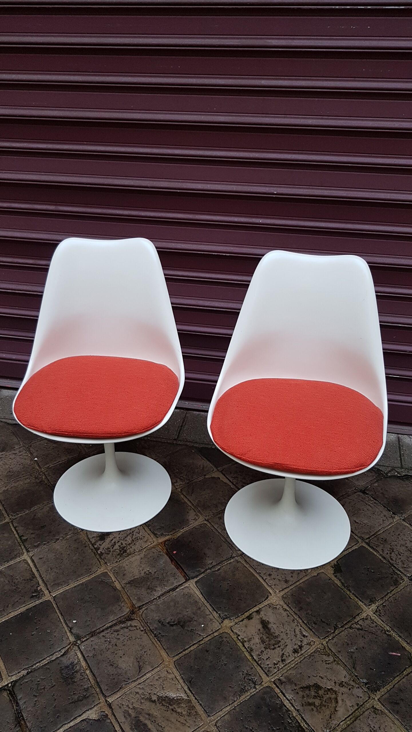 Pair of chairs from Eero Saarinen Knoll International Edition