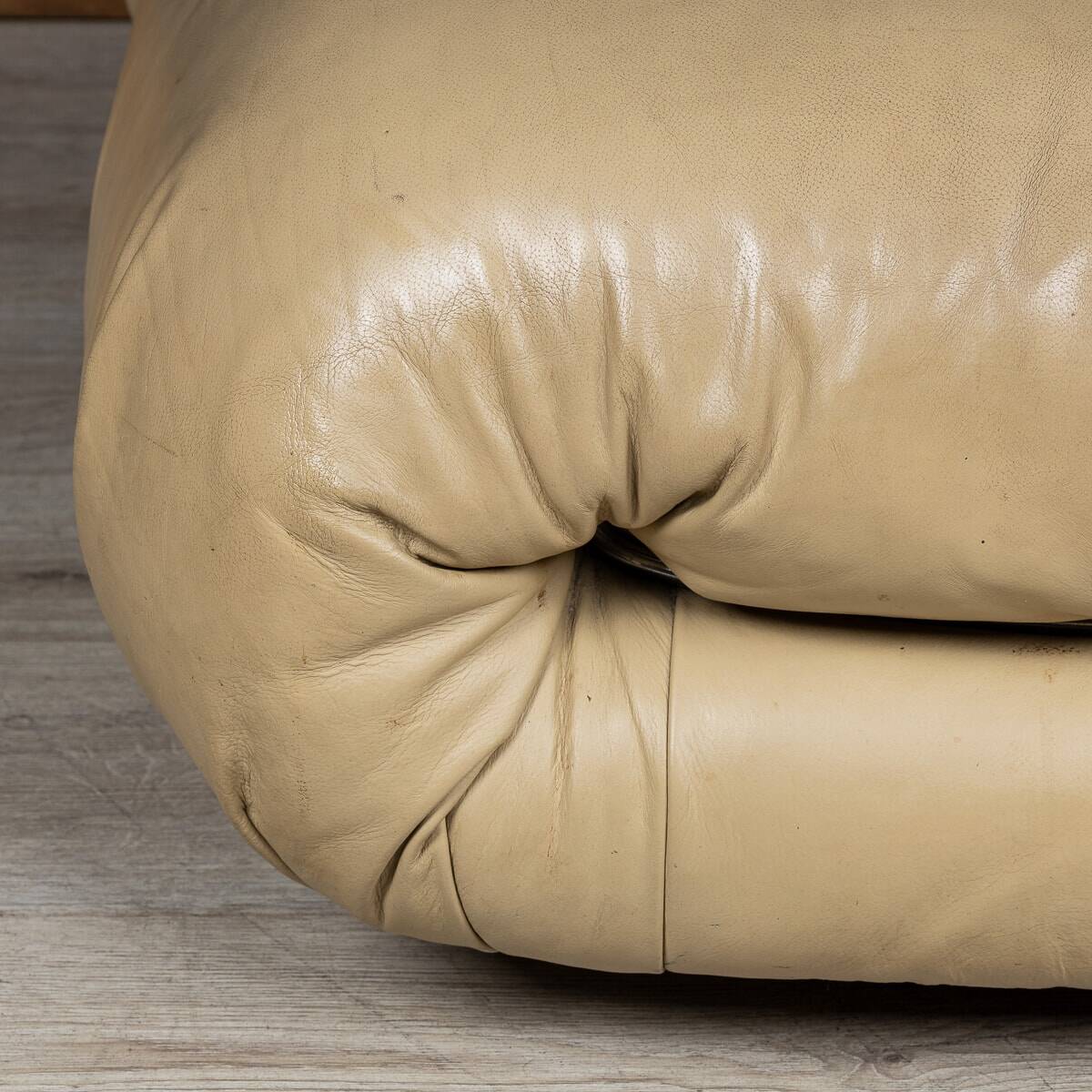 Italian 20thc beige "soriana" leather sofa by tobia scarpa for cassina