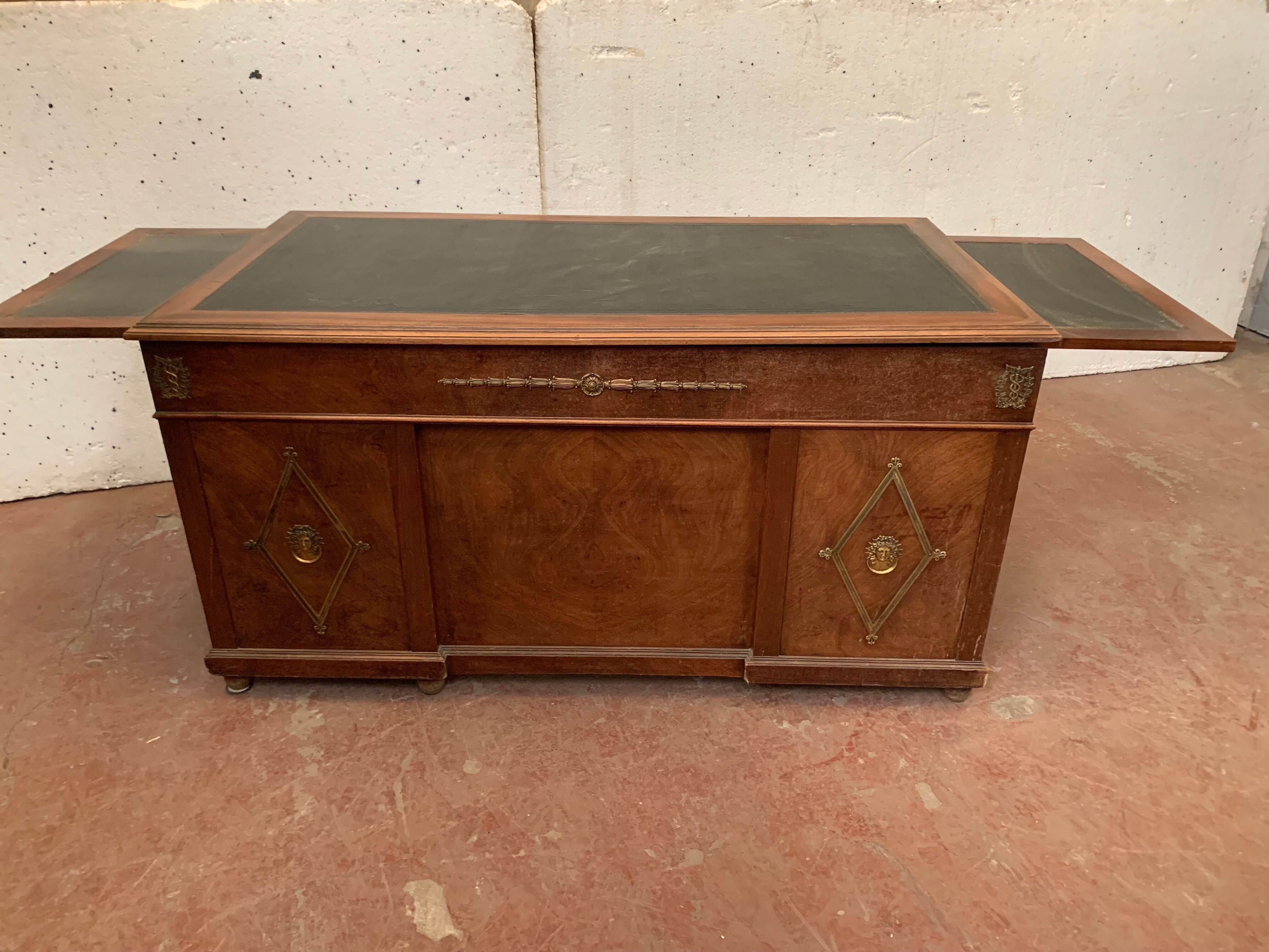 Bureau a caissons de style Empire en acajou et placage XX siècle