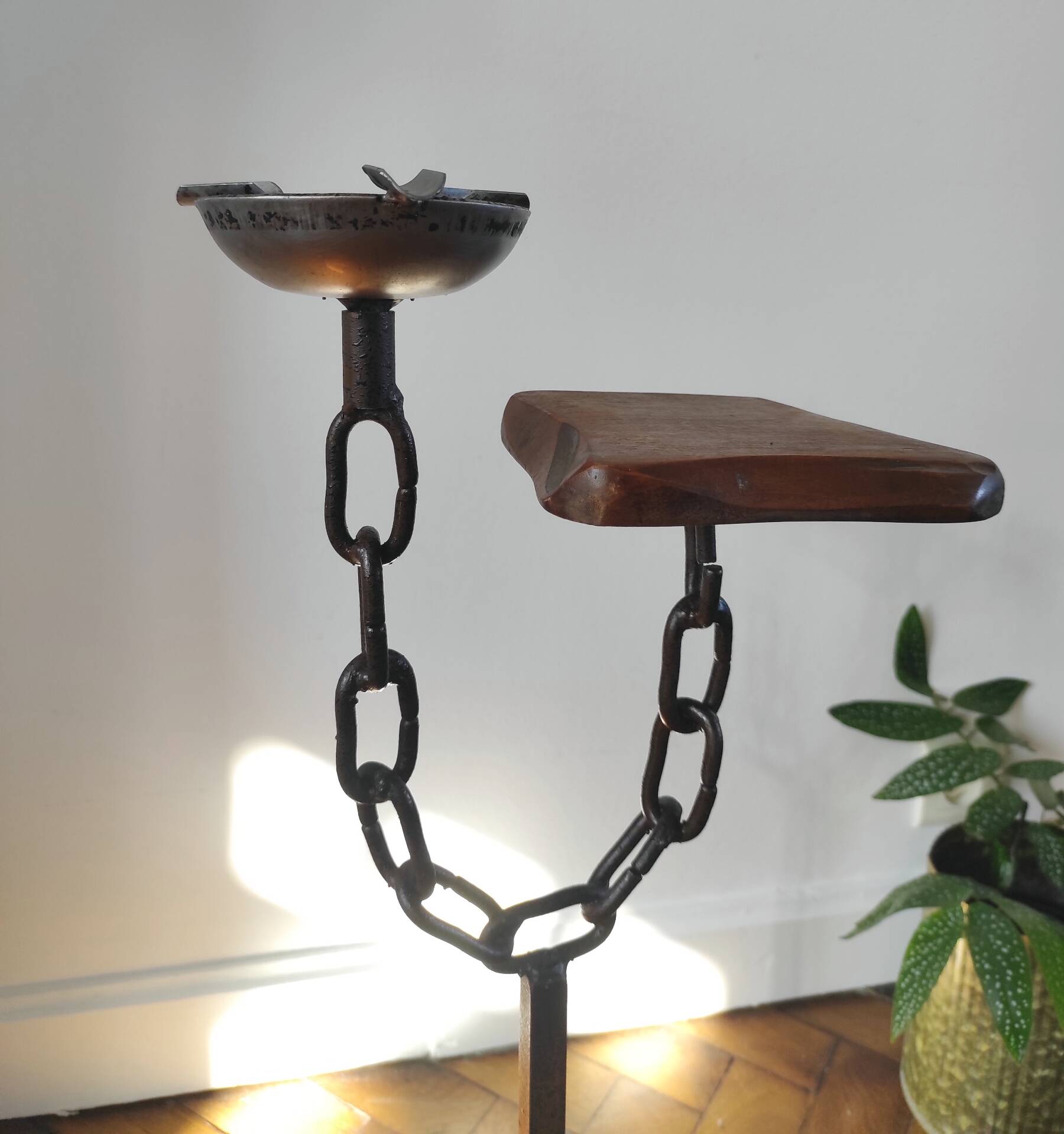 Meuble d'appoint, cendrier brutaliste en fer forgé et bois