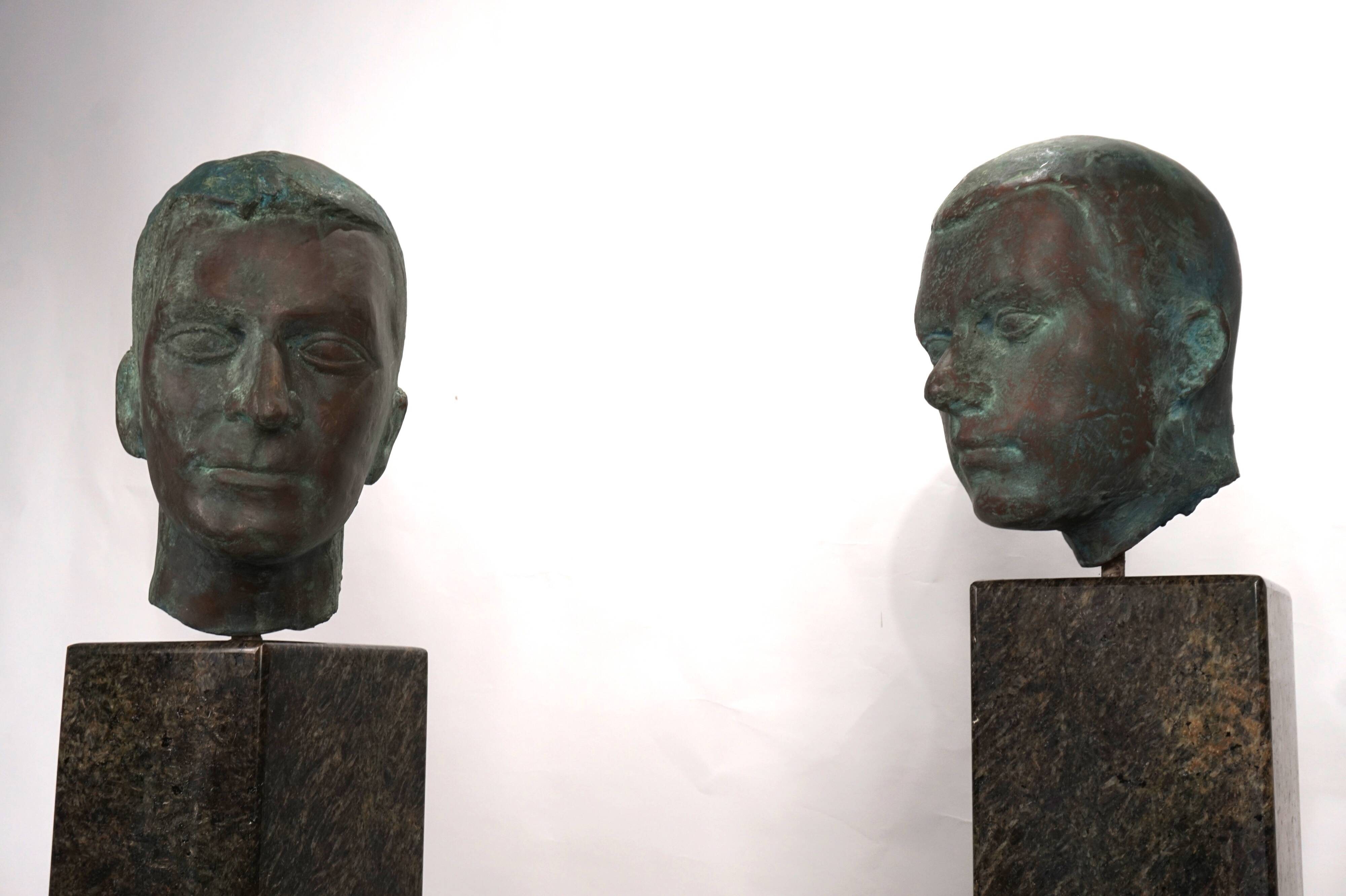 Ensemble de deux bustes en bronze sur stèles en granit par un élève de Georg Kolbe, 1925