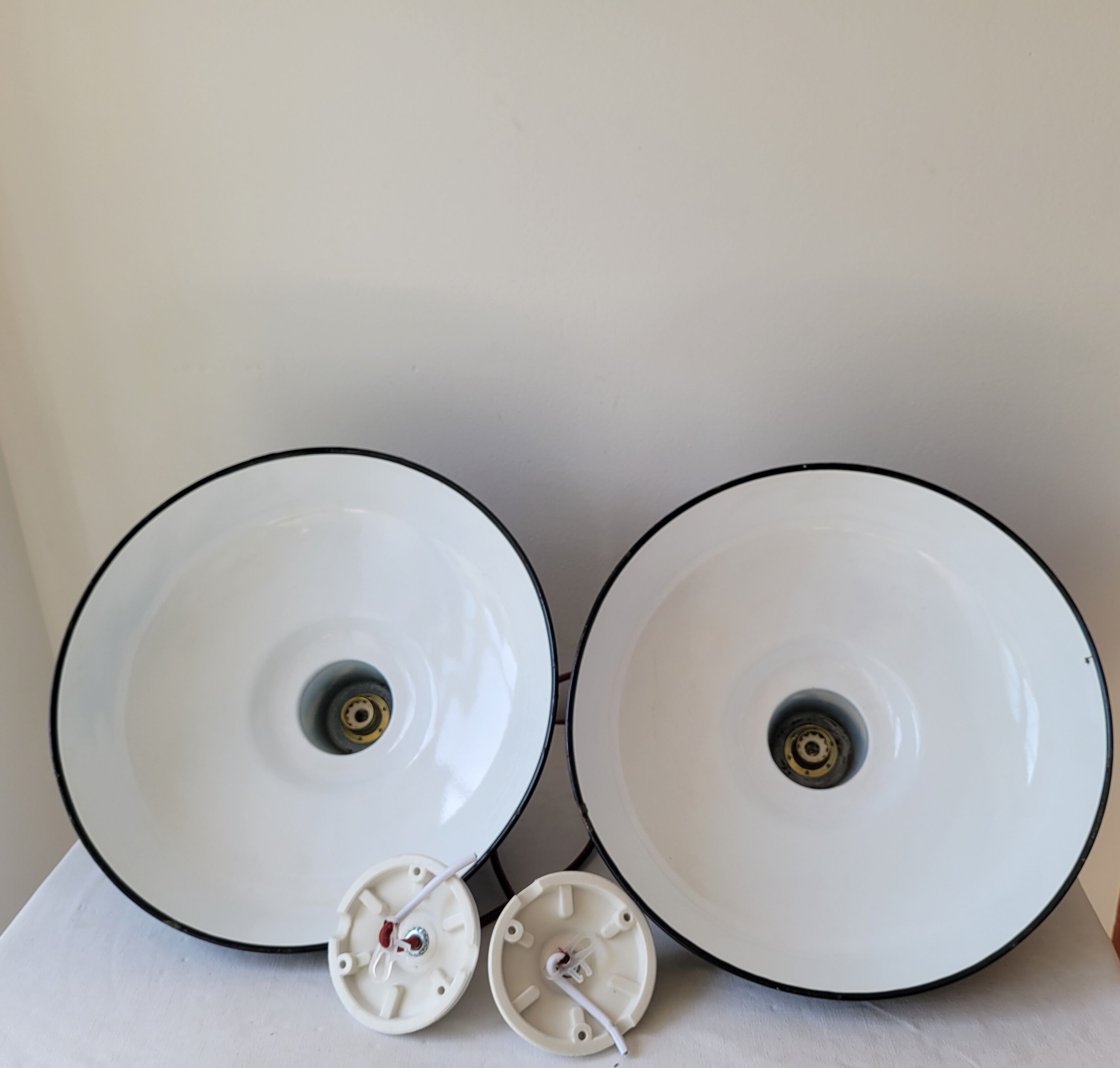 Duo of suspensions in green enamelled sheet metal