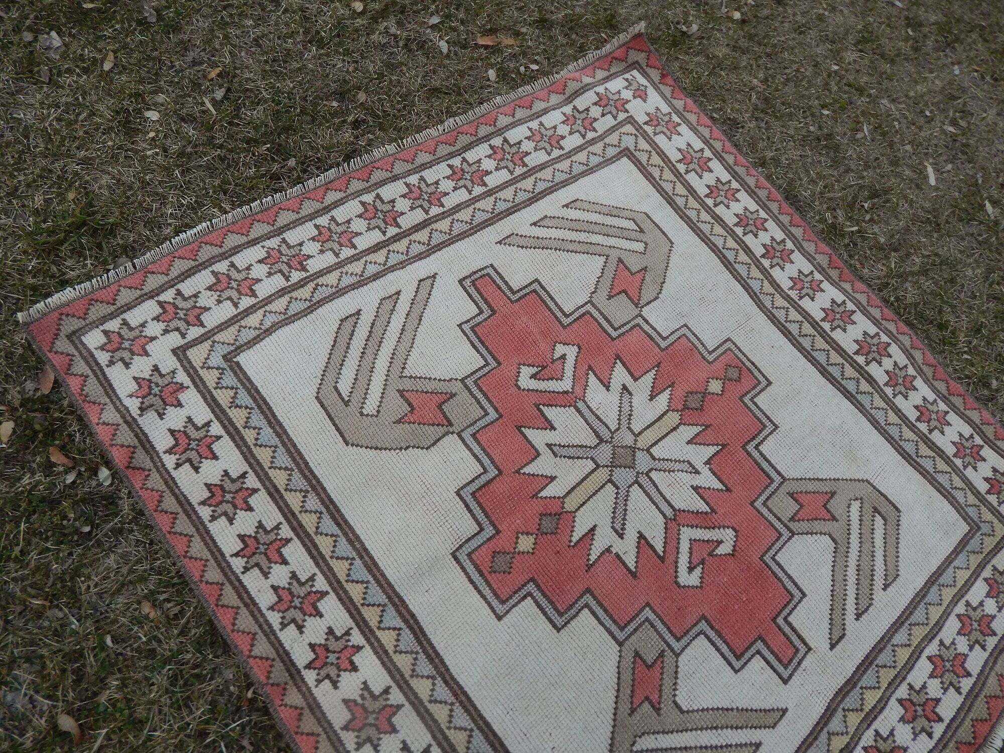 Vintage handmade Turkish rug 116x122 cm