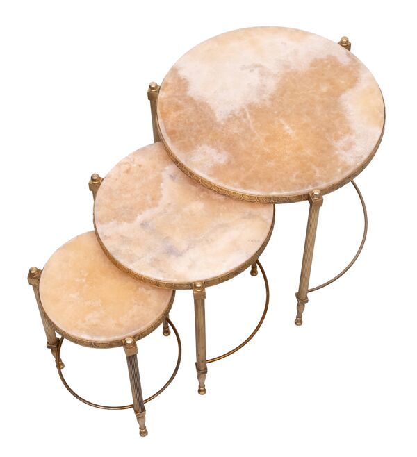 Tables gigognes Hollywood en laiton, onyx et marbre, France.