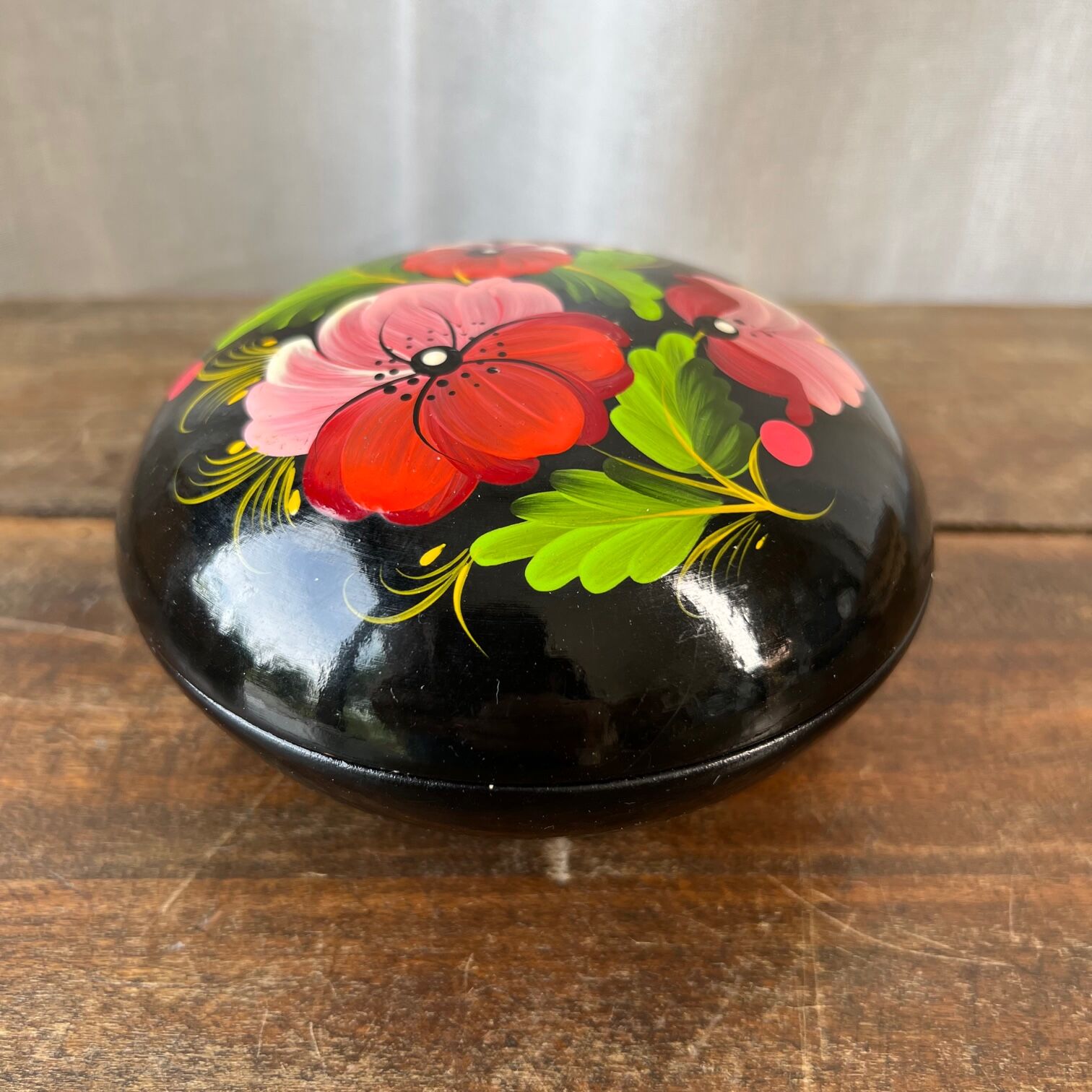 Round box - hand painting