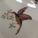 Assiette à décor d’oiseau peinte à la main