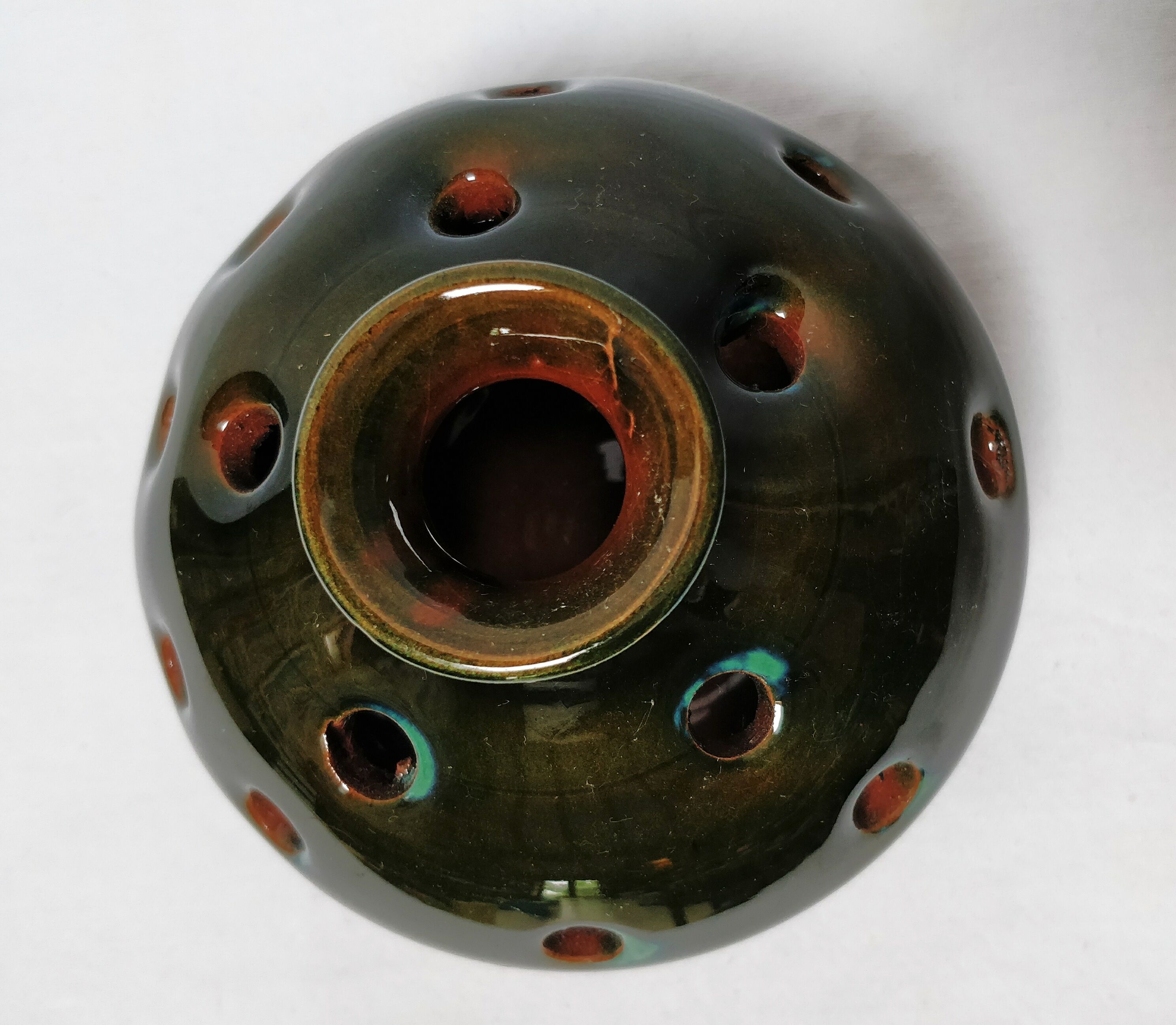 Vase rond pique fleurs en céramique verte