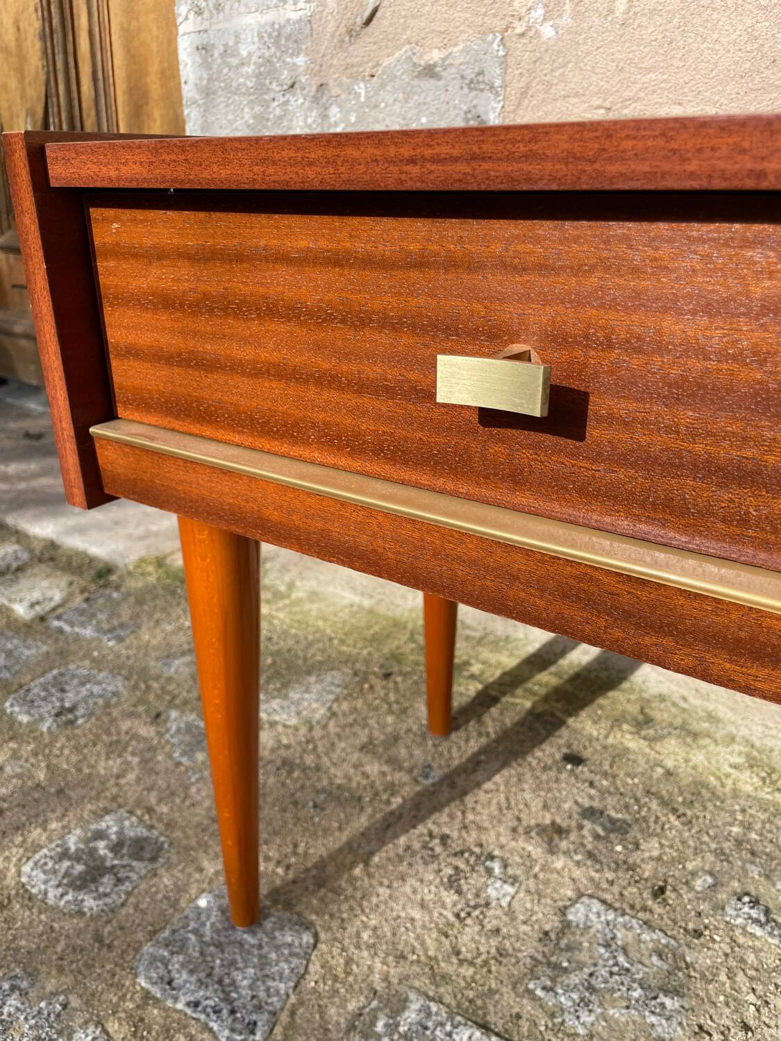 Table de nuit en bois et métal doré