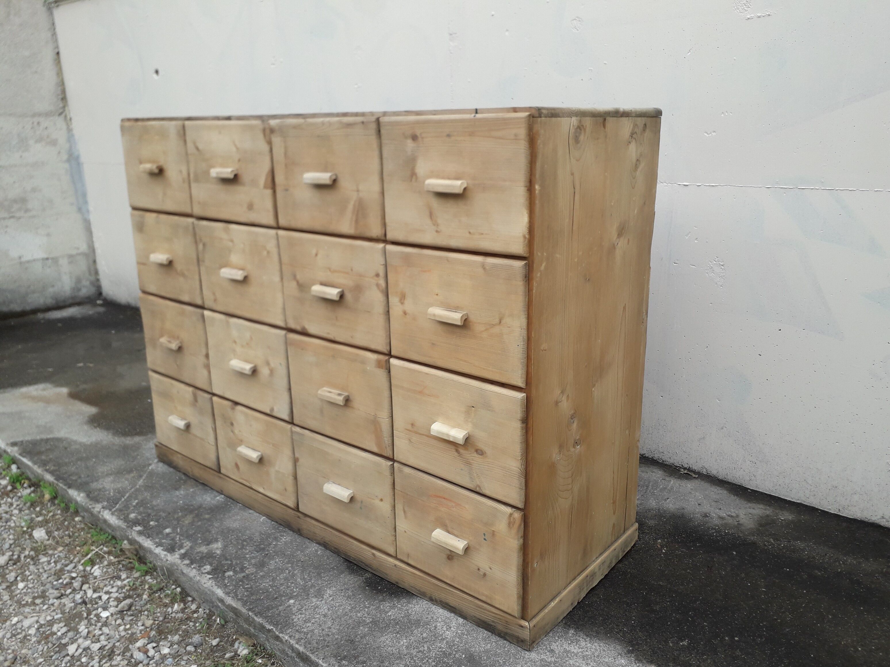 Trade cabinet with drawers