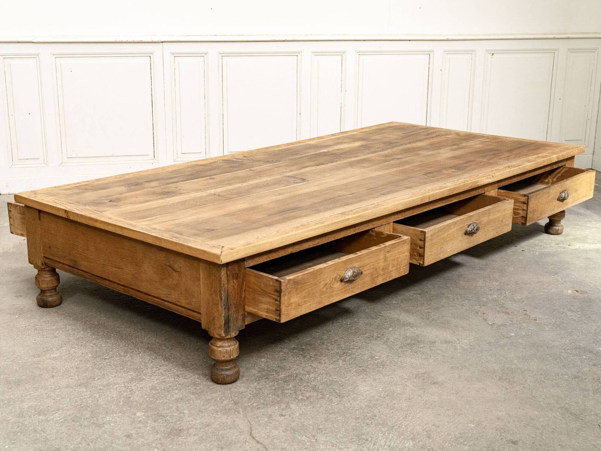 Exceptional oak coffee table, antique draper's table from the 19th century.
