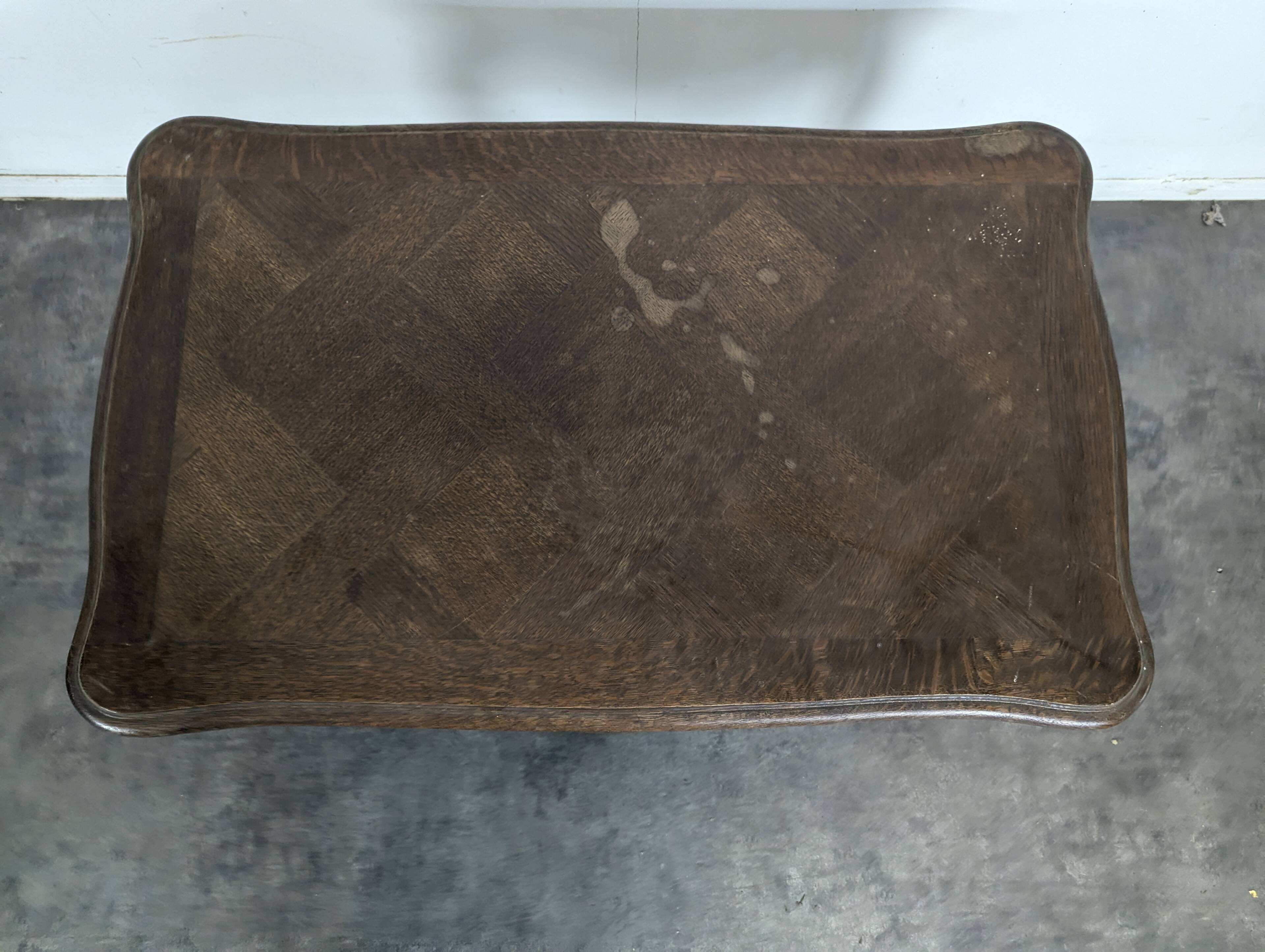 Table basse de style Louis XV en chêne à plateau parqueté