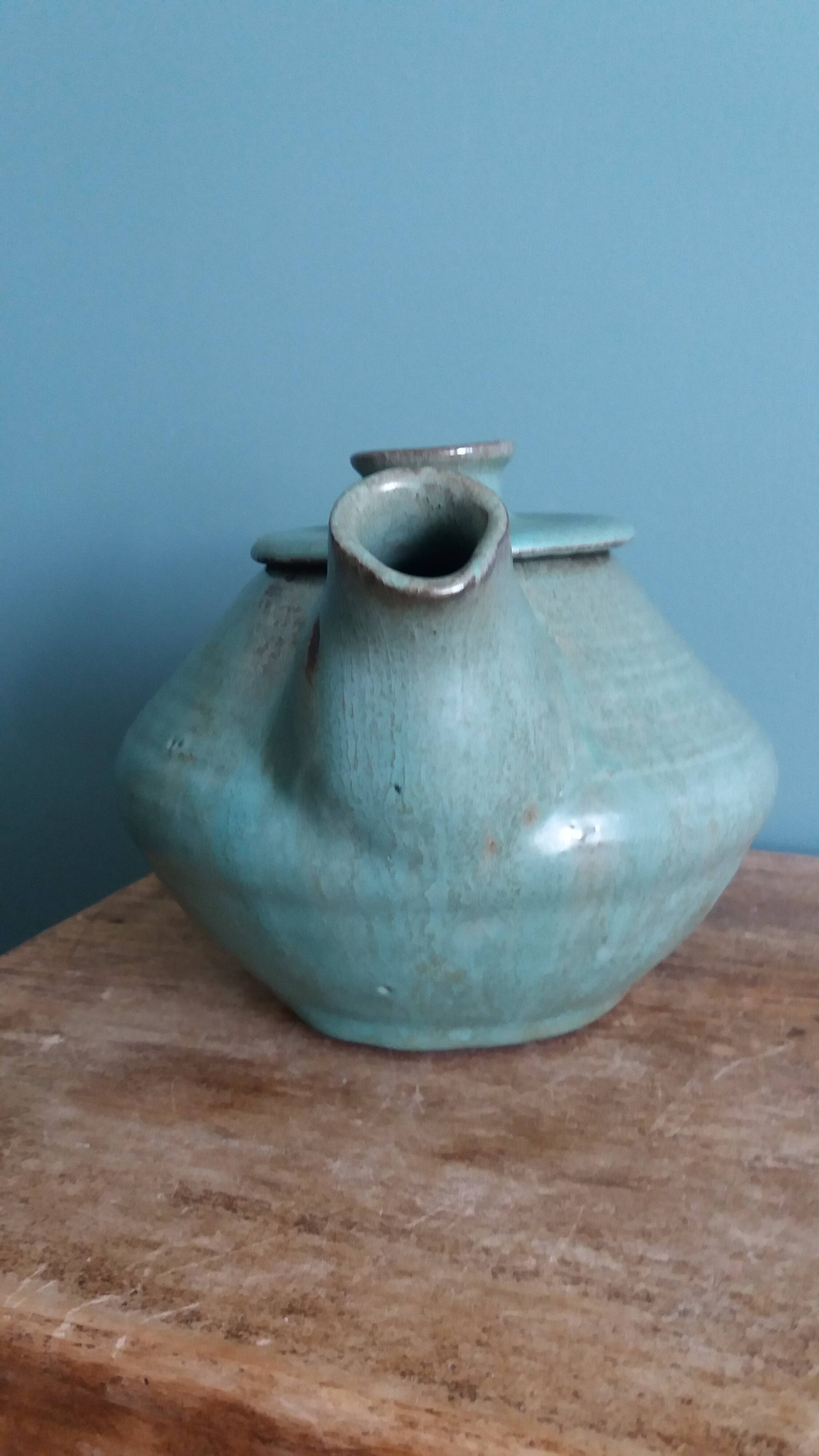 Théière artisanale en grès chamotté émaillé vert de gris signée