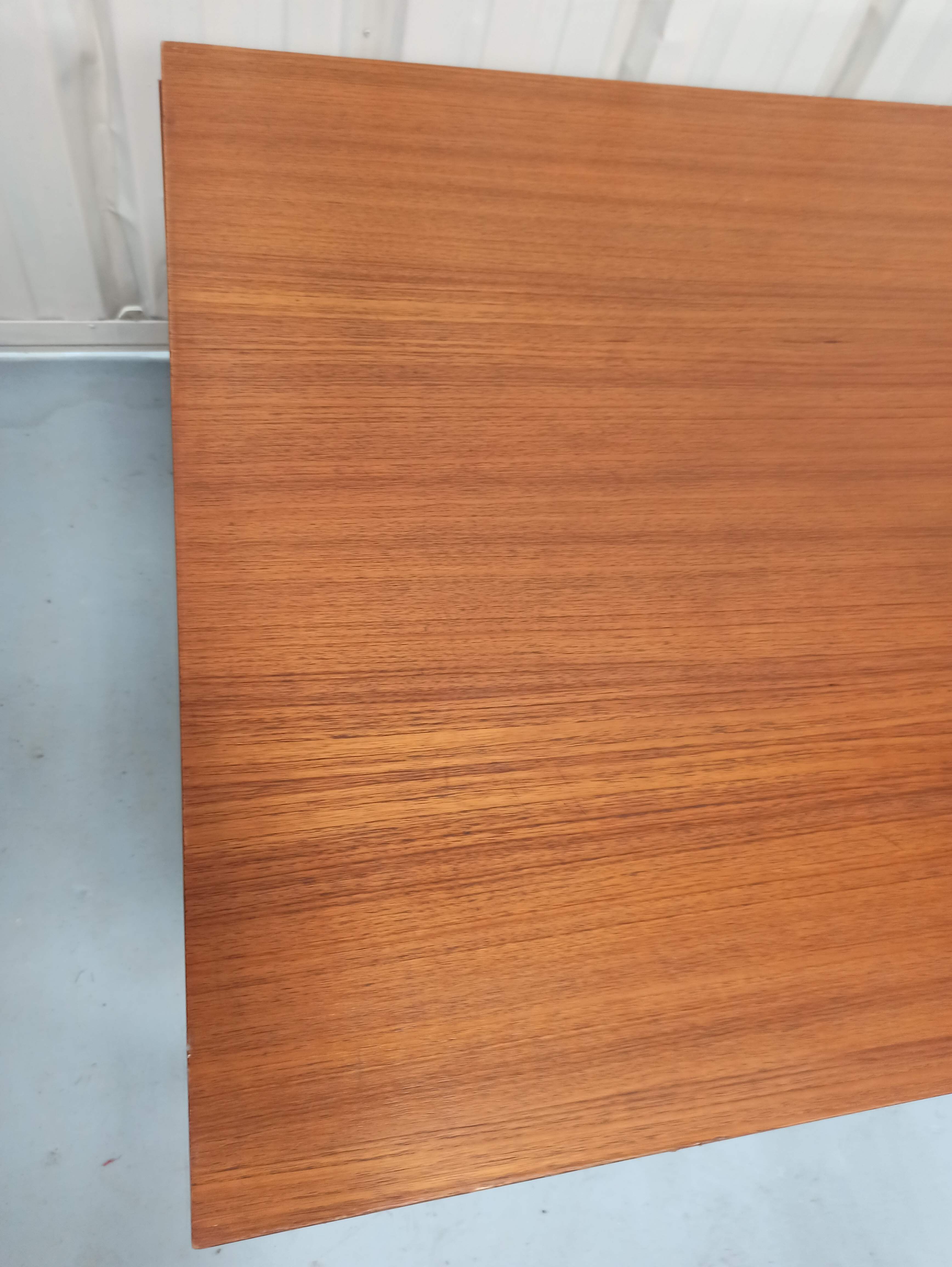 Scandinavian style table 50 year with 2 elongations