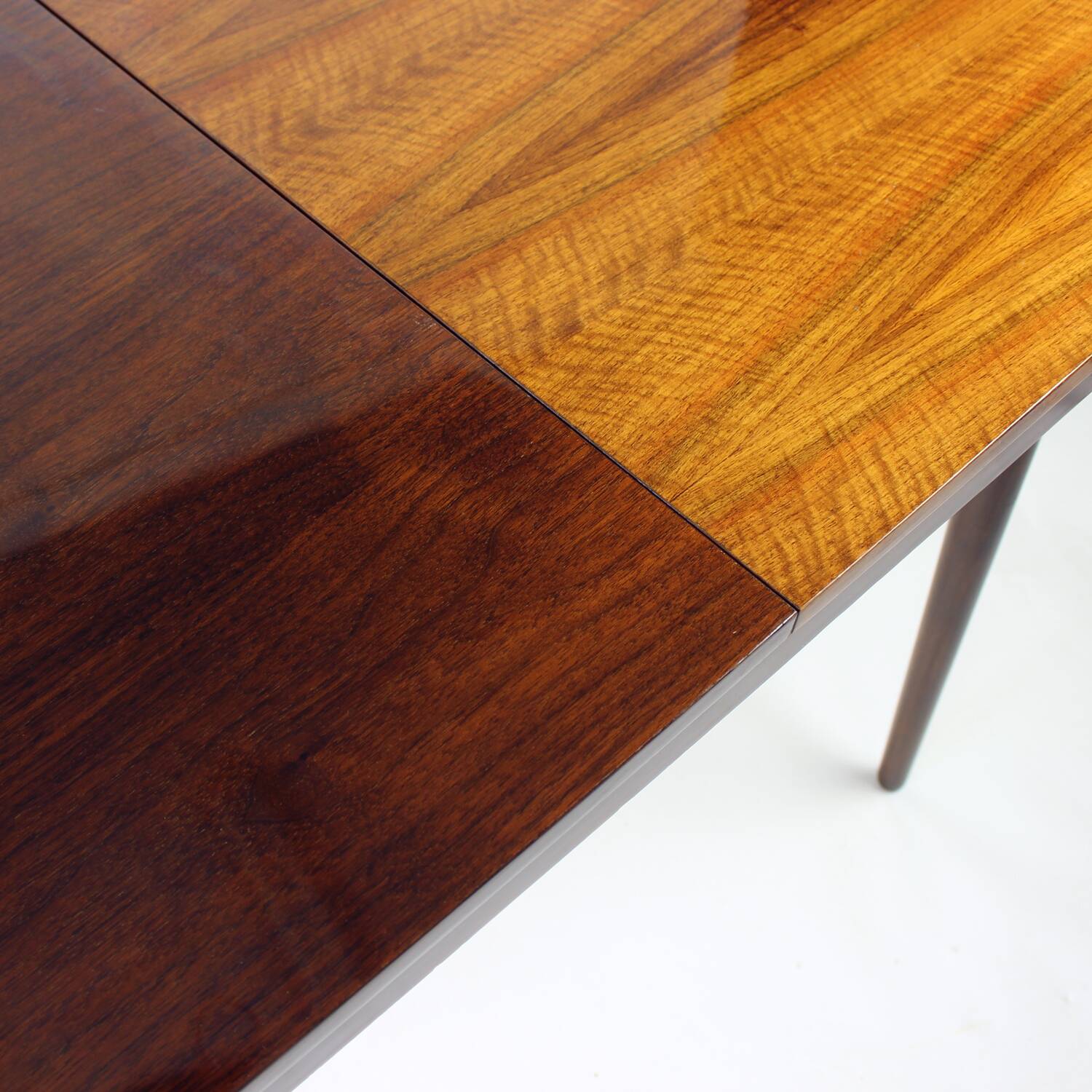 Table à manger extensible en noyer, style milieu du siècle, par Mier, Tchécoslovaquie, années 1960
