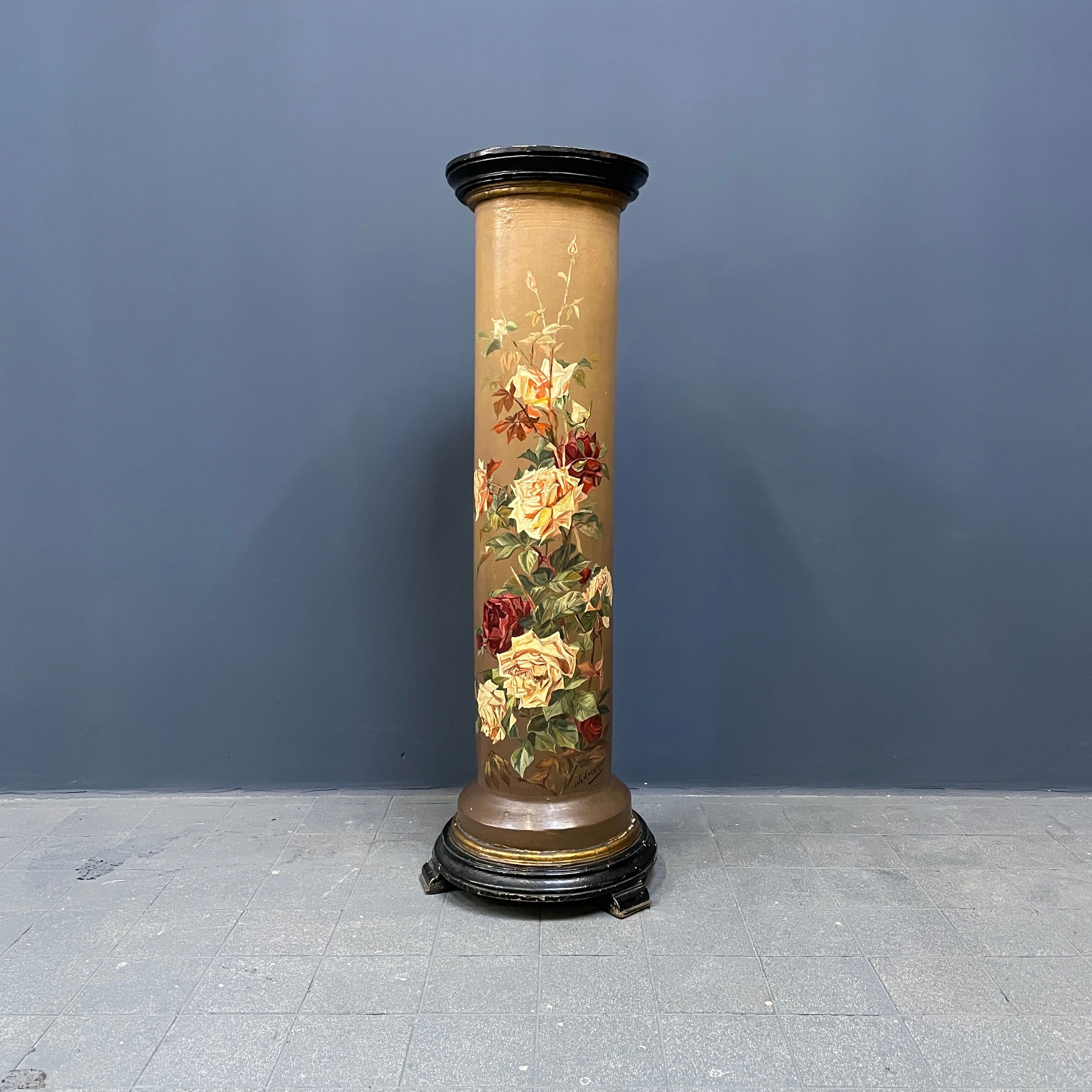 Colonne antique peint avec des fleurs