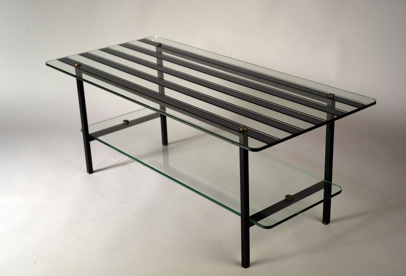 Table basse en verre rainuré et métal