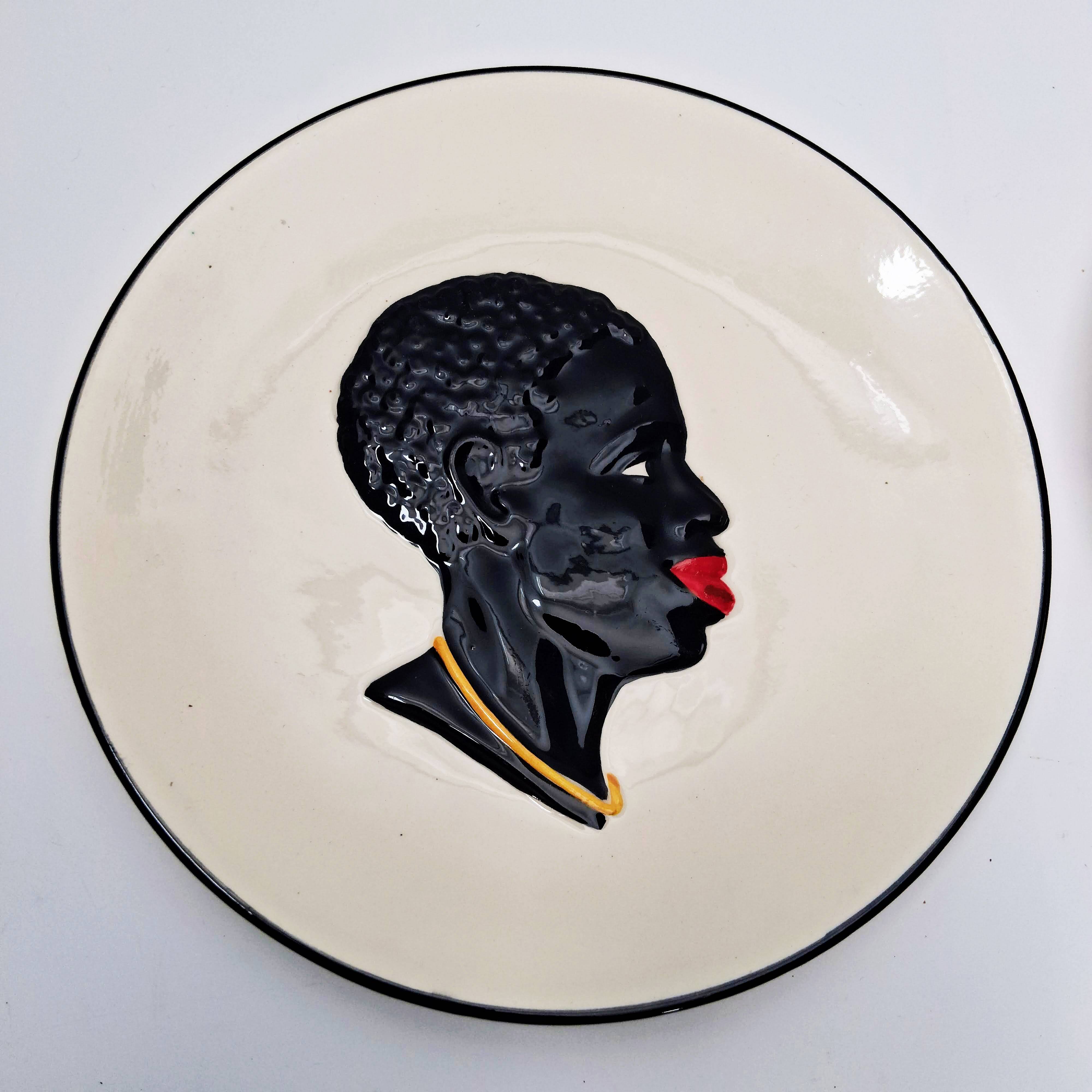 2 assiettes murales en faïence profils africains, 1960