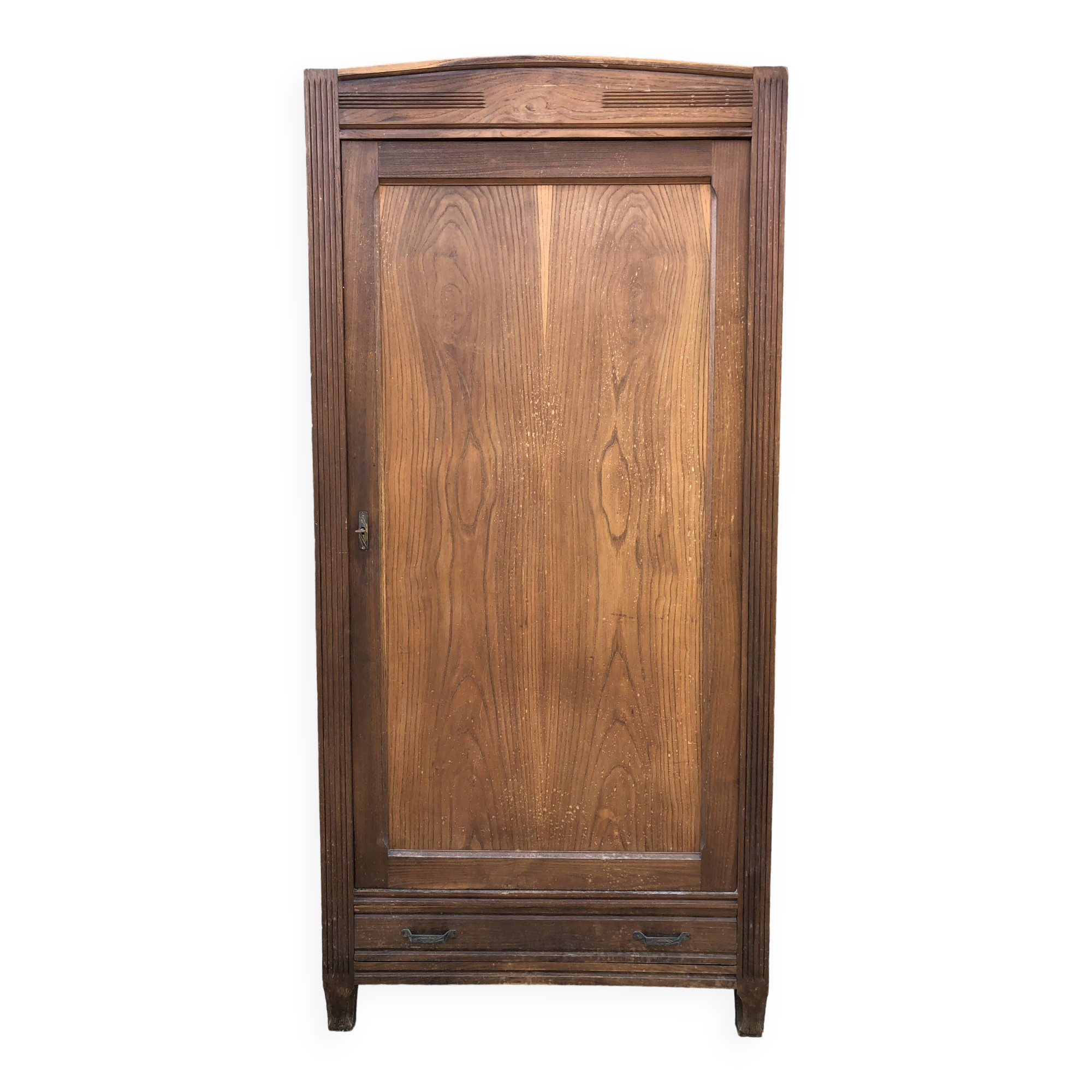 Parisian Bonnetiere armoire from the 1900s in solid chestnut.
