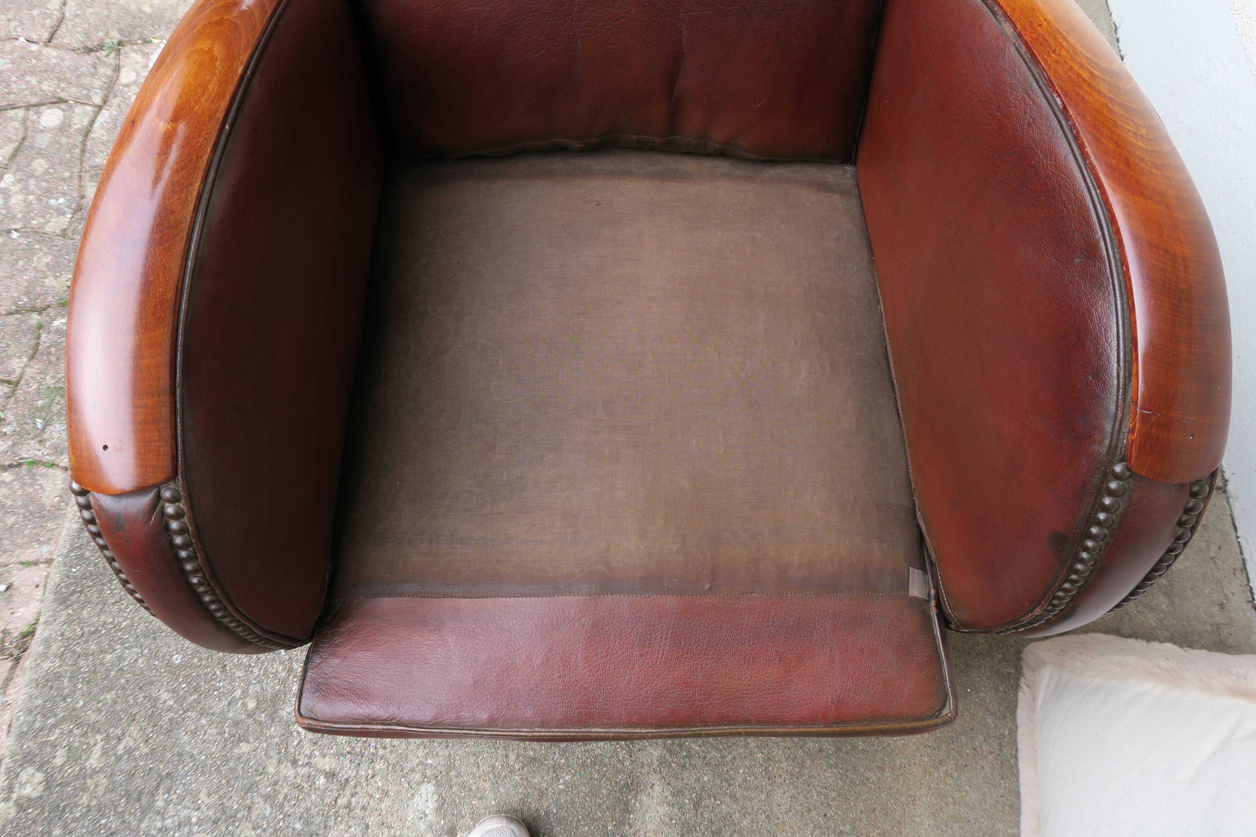 Paire de fauteuils art-déco en cuir