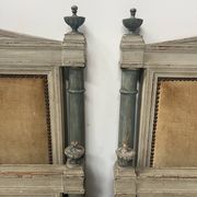 Paire de lits de style Directoire en hetre rechampi XX siècle