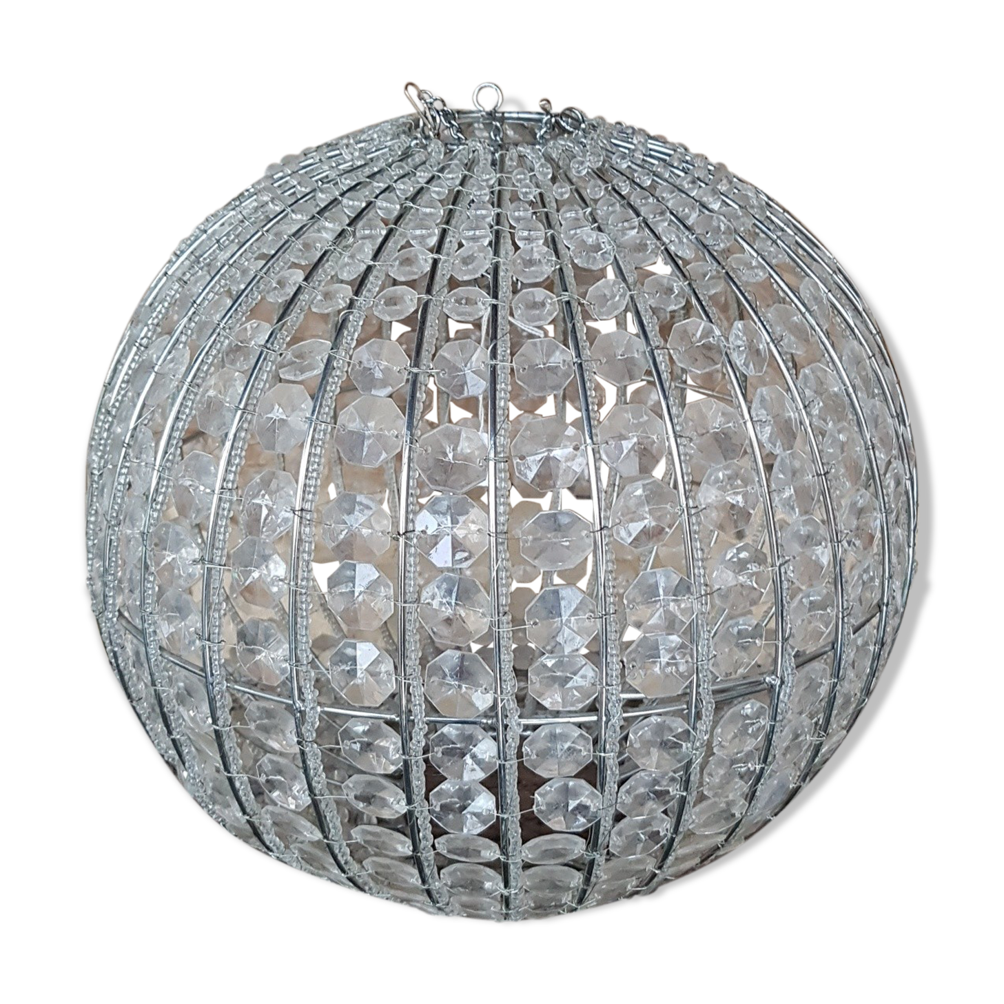 Round suspension of faceted glass grapevines