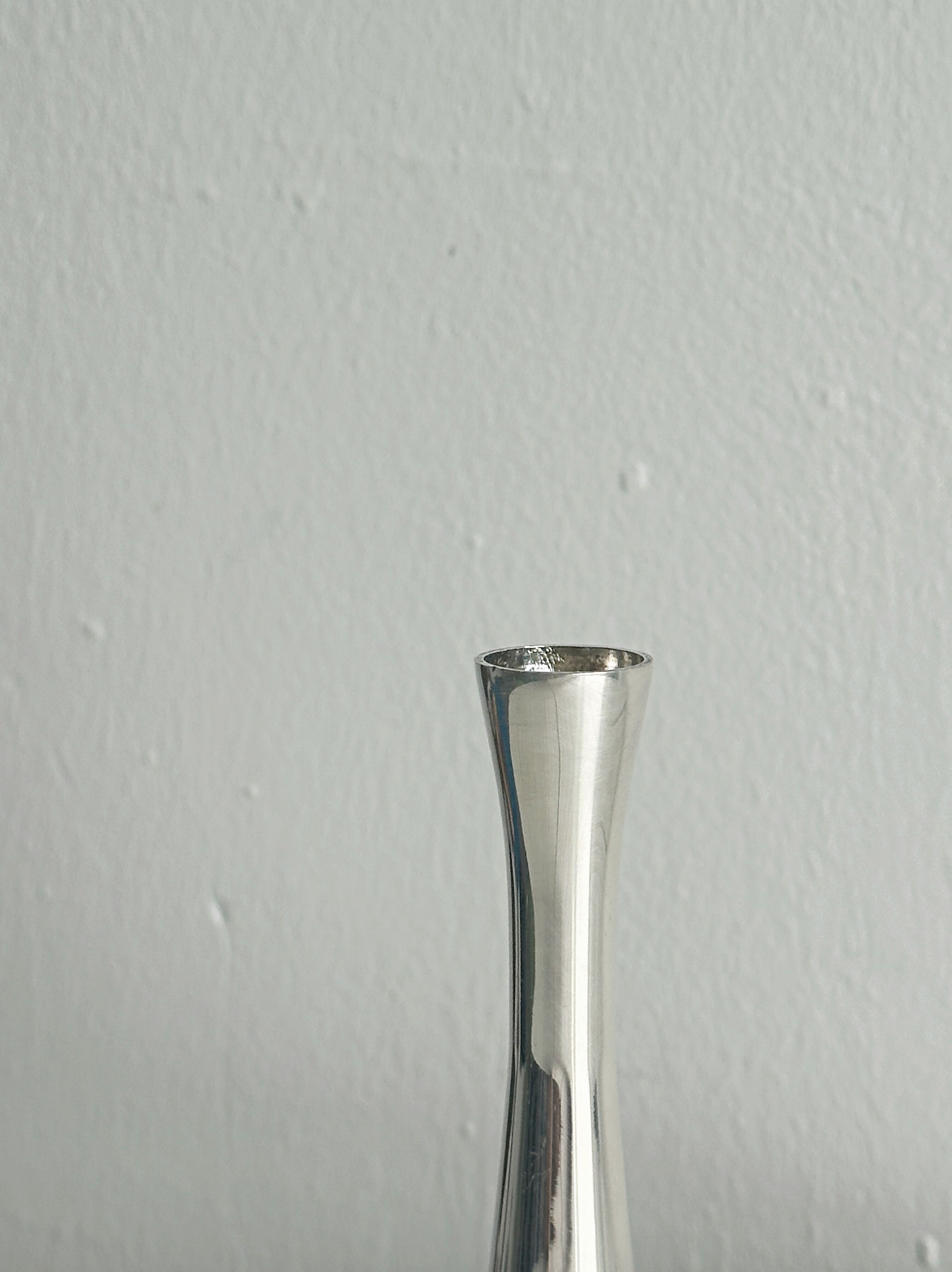 Petit vase soliflore en métal léger