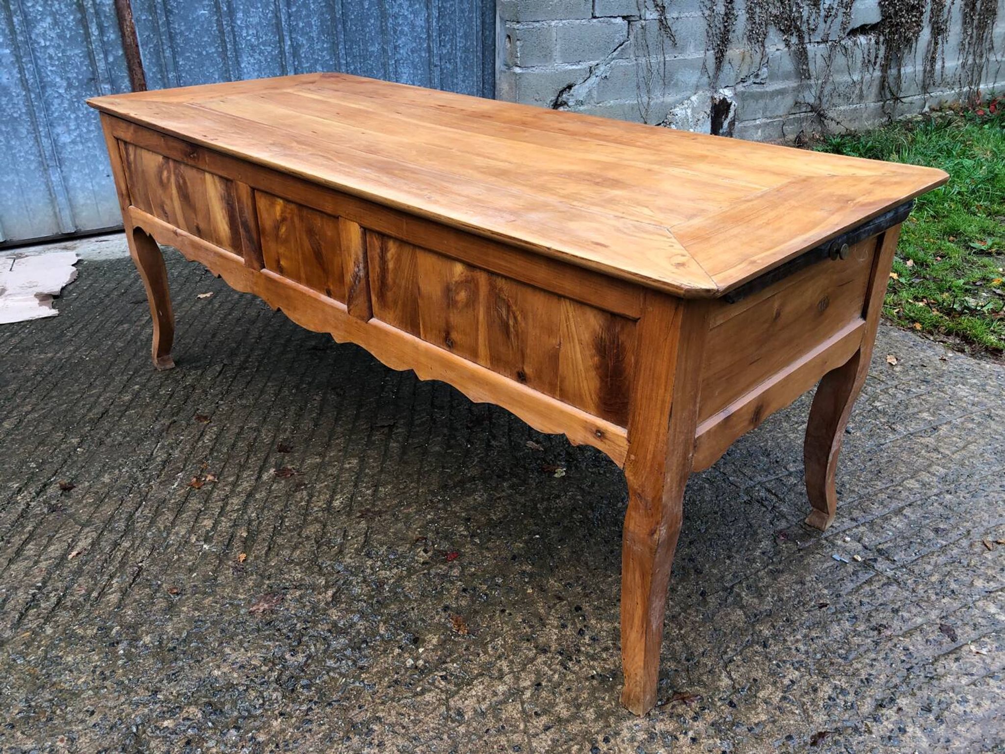Table ancienne Louis XV à 3 tiroirs et 1 tirette en cerisier massif
