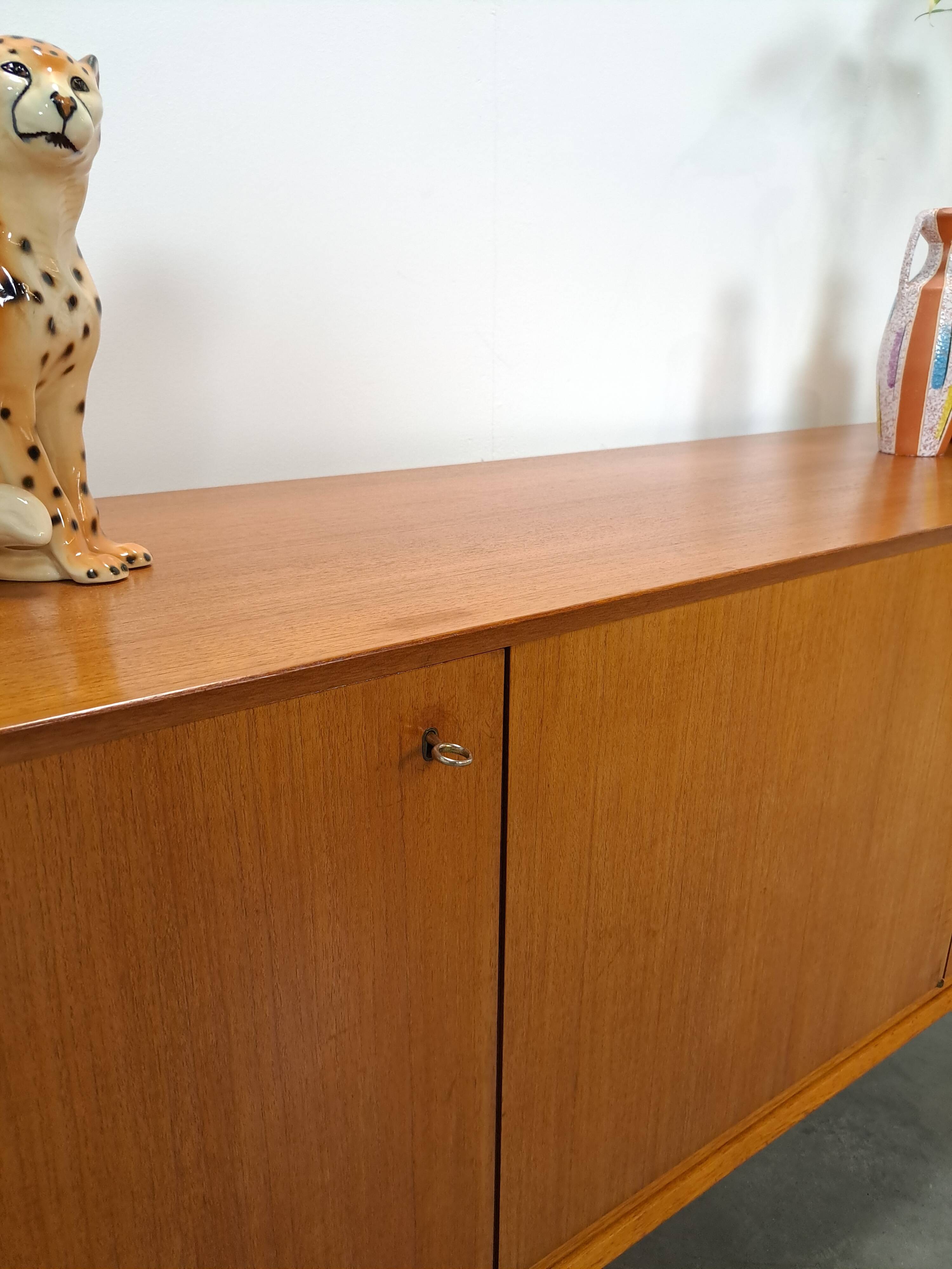 Dressoir avec de grandes capacités en lades vintage