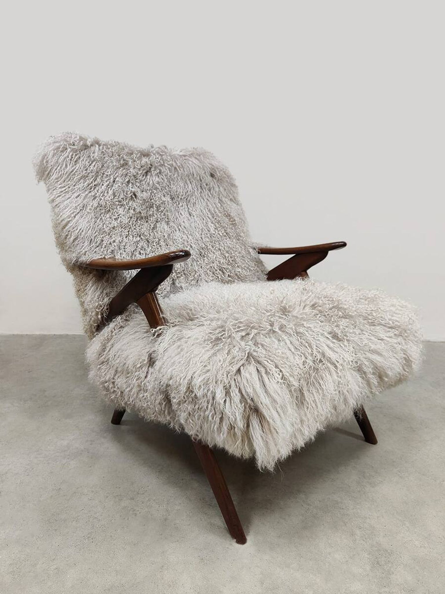 Fauteuil en peau de mouton vintage scandinave