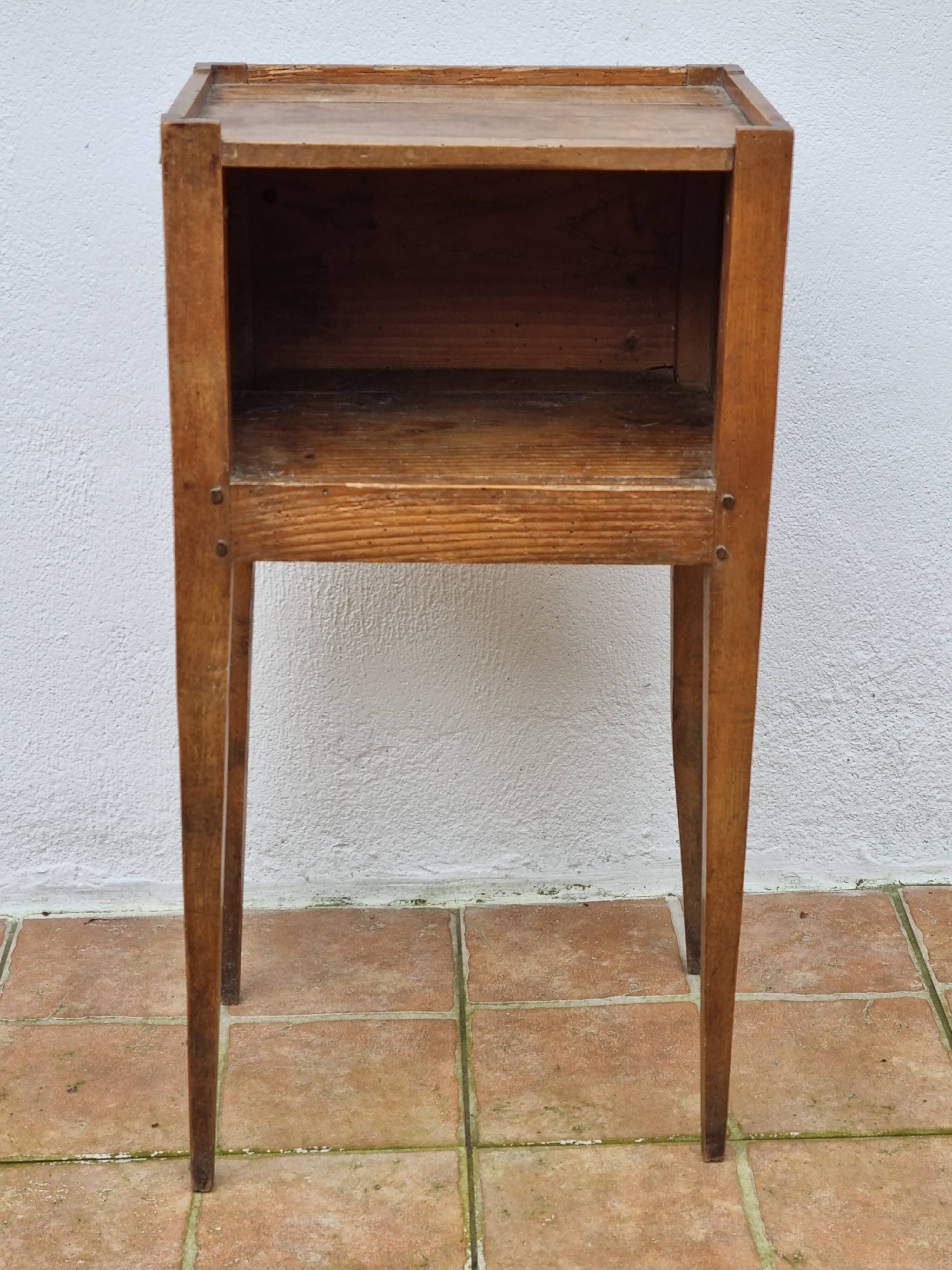 Table de chevet ancienne en bois, poignées latérales ajourées, fin XIXe
