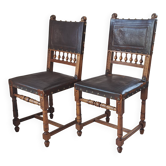 Paire de chaises anciennes style Henri II en cuir embossé