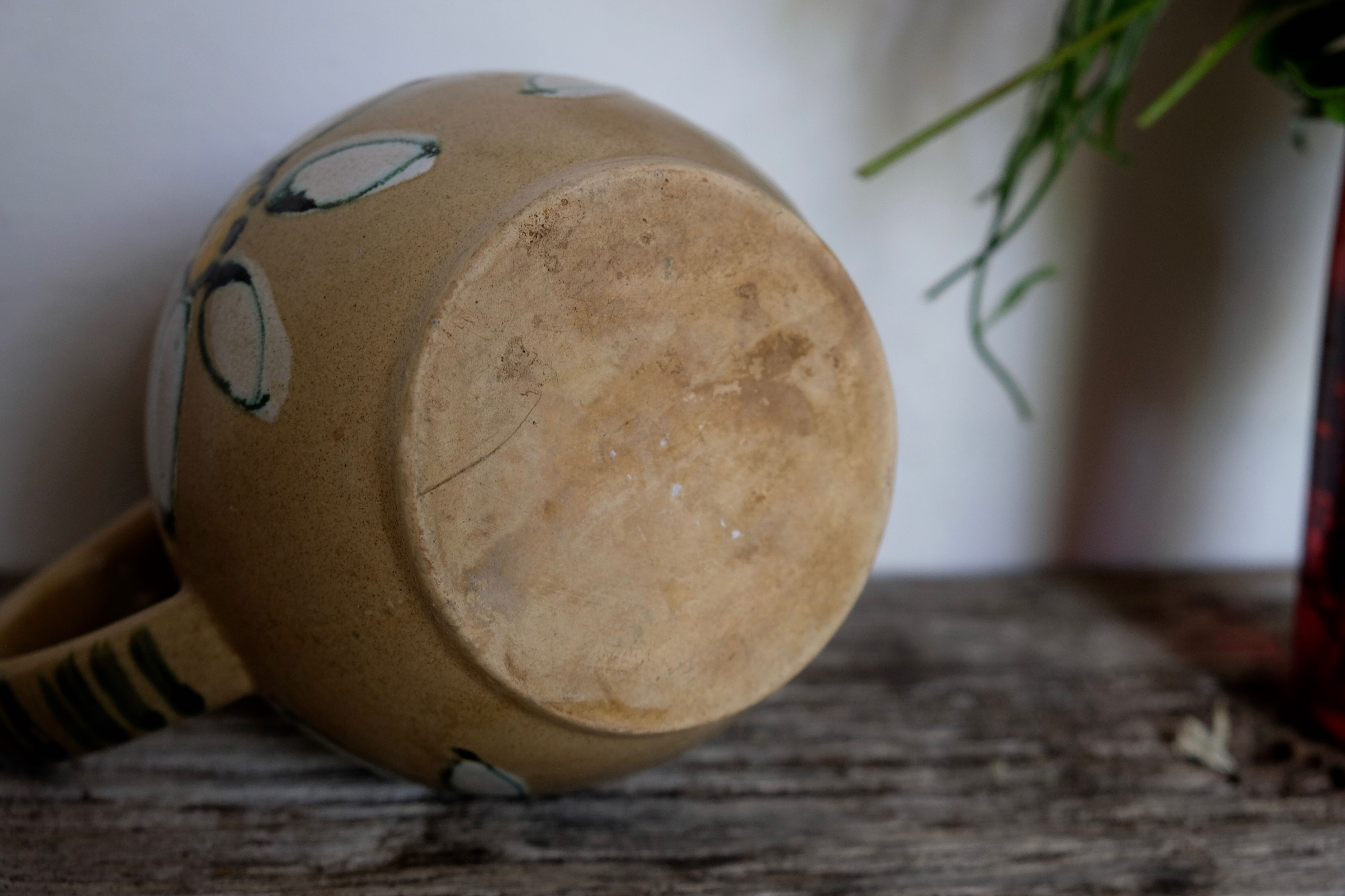 Water pitcher vase old décor daisies